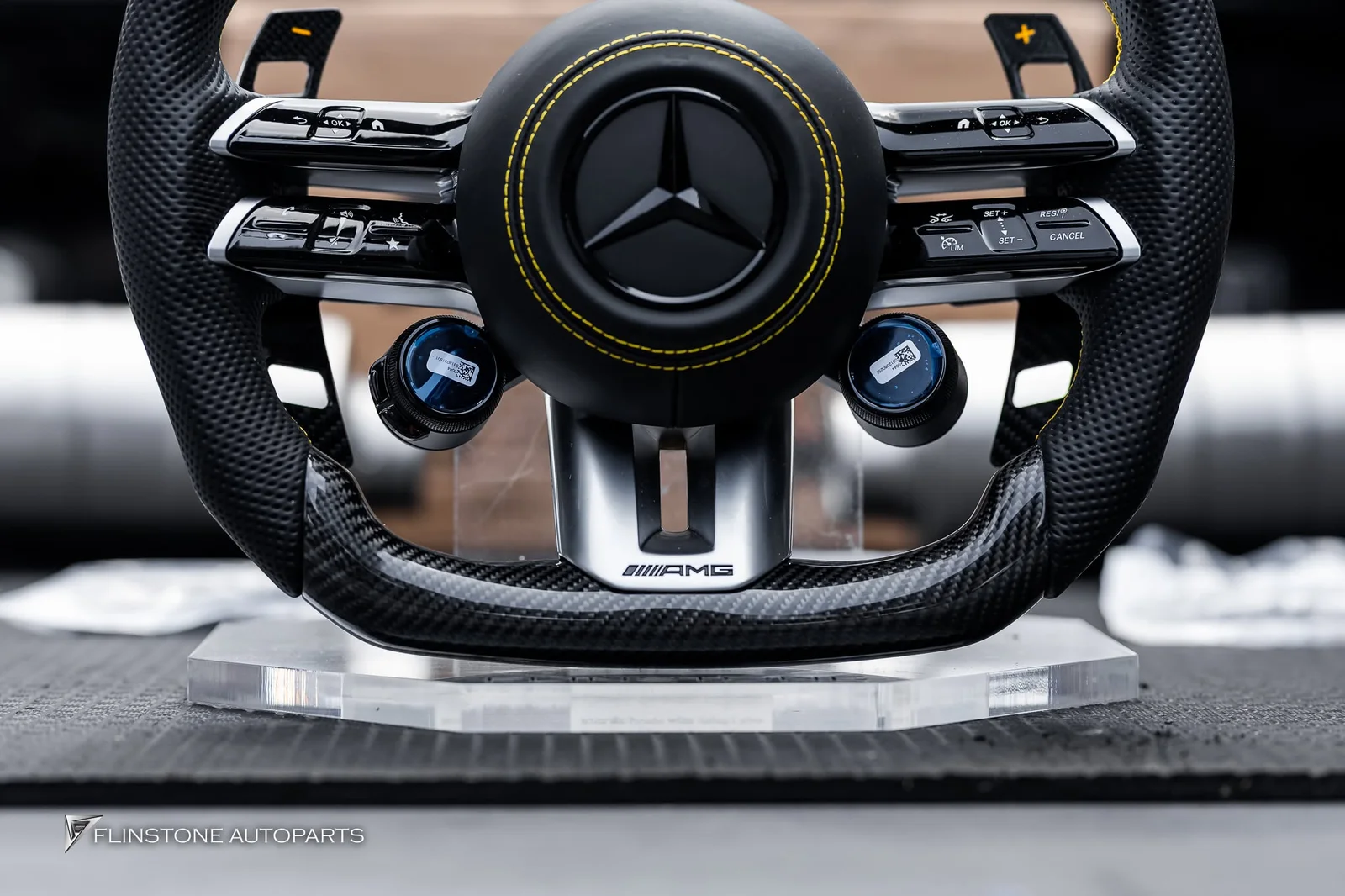 W464 G-Class G63 AMG เตรียมติดตั้งชุดท่อ AKRAPOVIC พร้อมด้วยพวงมาลัยคาร์บอนที่มาพร้อมกับปุ