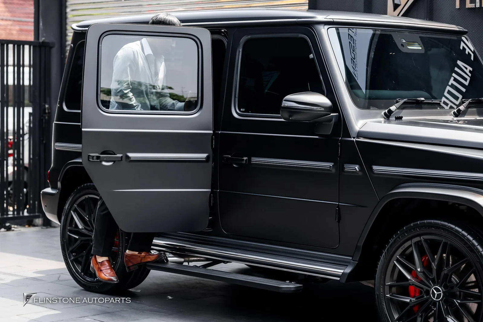 W464 G-Class ติดตั้งบันไดไฟฟ้าอัตโนมัติสำหรับ G-Class เป็นแบบสไลด์ ที่เดียวในไทยตอนนี้