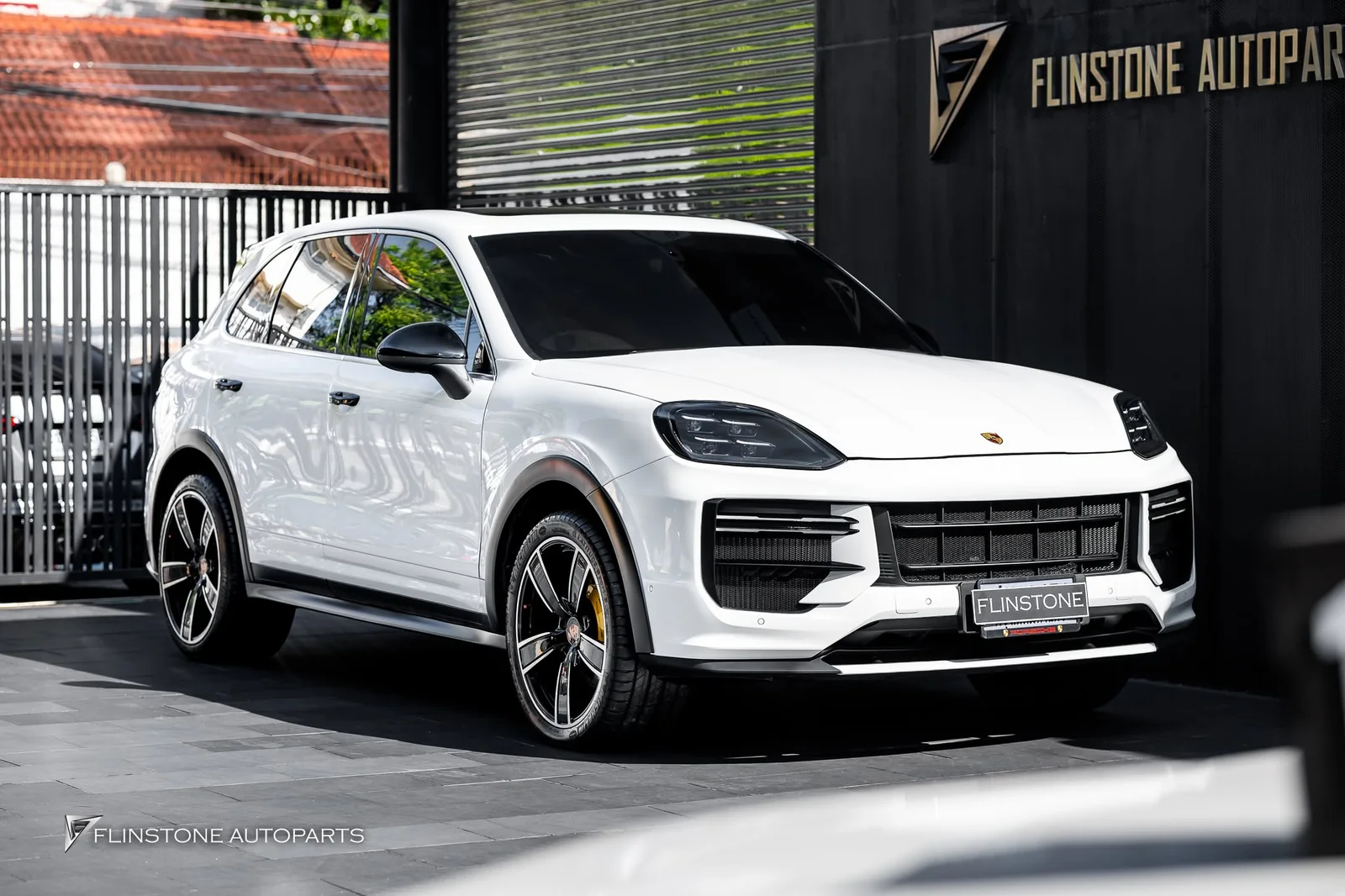 ส่งงานอีกคันสำหรับ PORSCHE Cayenne 958 ปี 2010 เปลี่ยนโฉมเป็นหน้า TURBO GT +