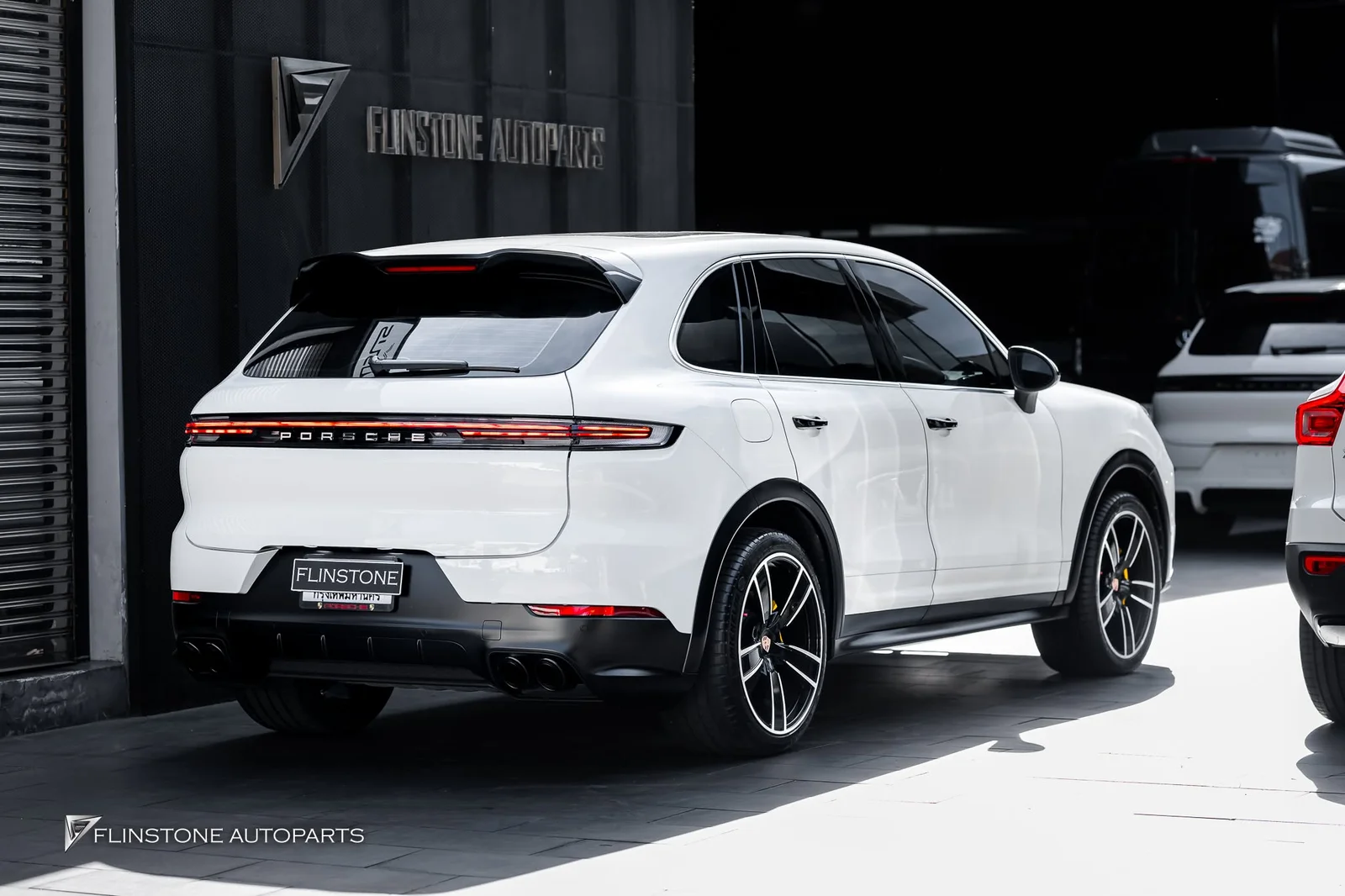 ส่งงานอีกคันสำหรับ PORSCHE Cayenne 958 ปี 2010 เปลี่ยนโฉมเป็นหน้า TURBO GT +