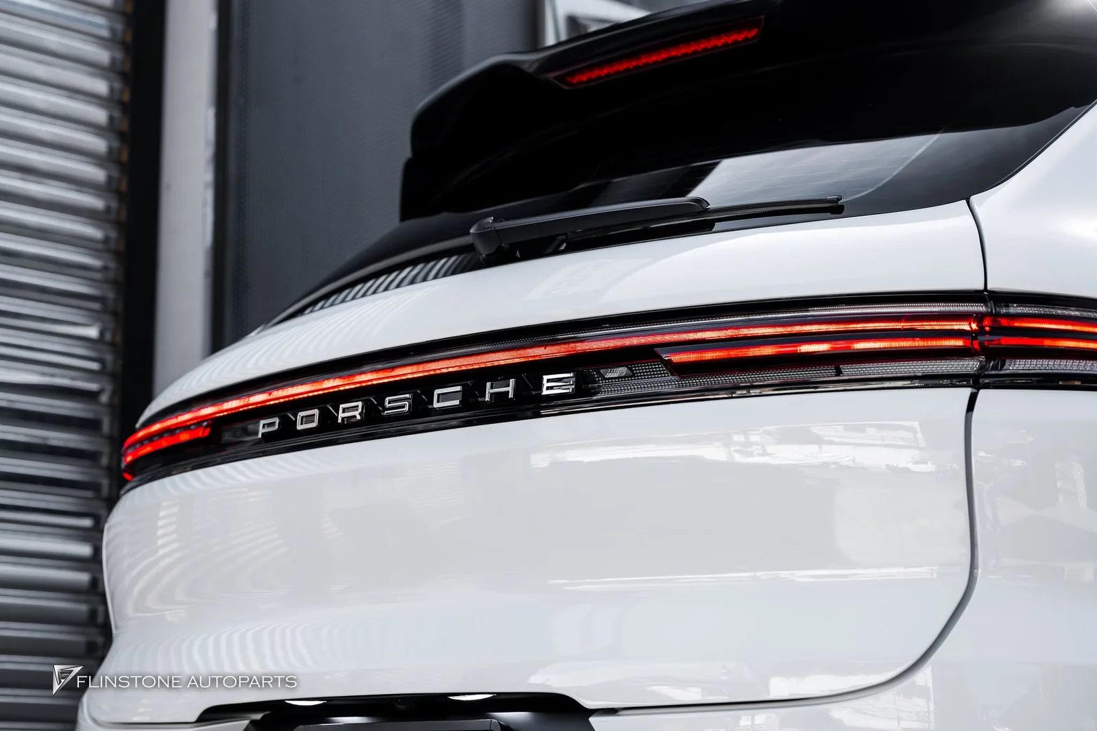 ส่งงานอีกคันสำหรับ PORSCHE Cayenne 958 ปี 2010 เปลี่ยนโฉมเป็นหน้า TURBO GT +