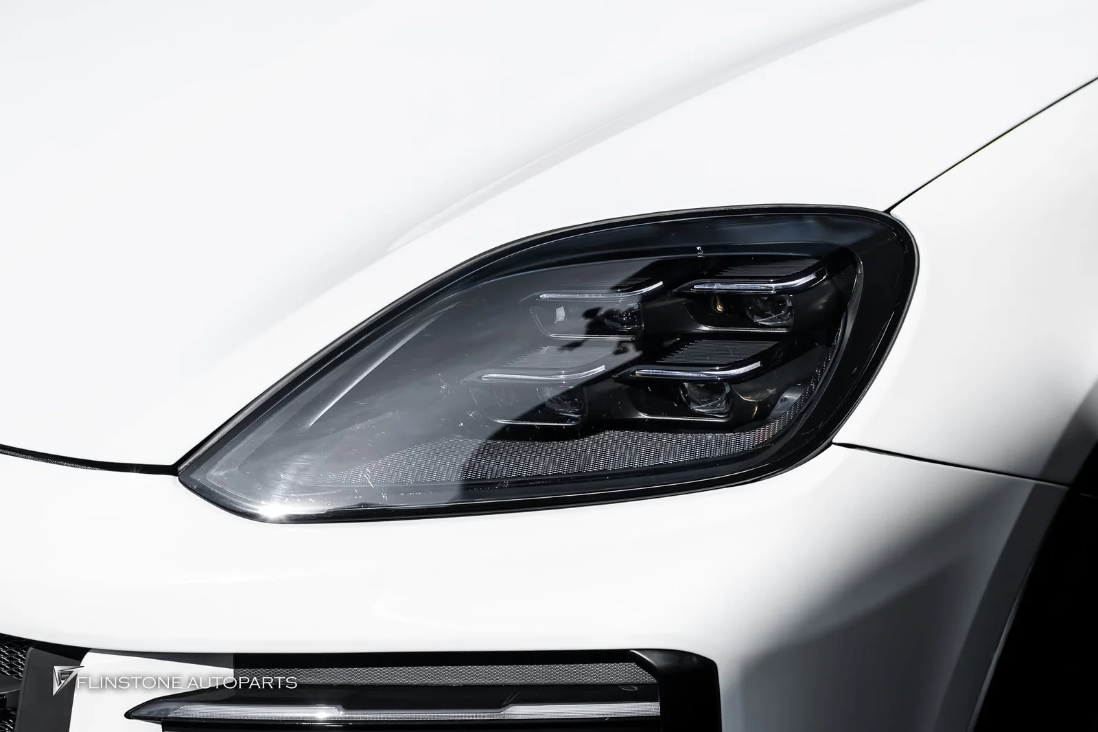 ส่งงานอีกคันสำหรับ PORSCHE Cayenne 958 ปี 2010 เปลี่ยนโฉมเป็นหน้า TURBO GT +