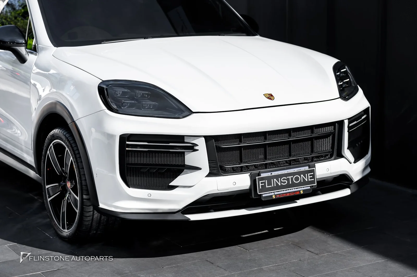 ส่งงานอีกคันสำหรับ PORSCHE Cayenne 958 ปี 2010 เปลี่ยนโฉมเป็นหน้า TURBO GT +