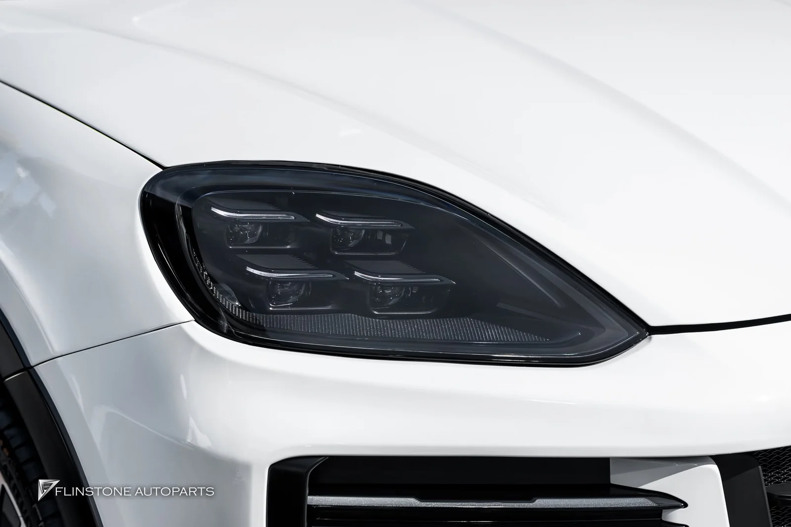 ส่งงานอีกคันสำหรับ PORSCHE Cayenne 958 ปี 2010 เปลี่ยนโฉมเป็นหน้า TURBO GT +