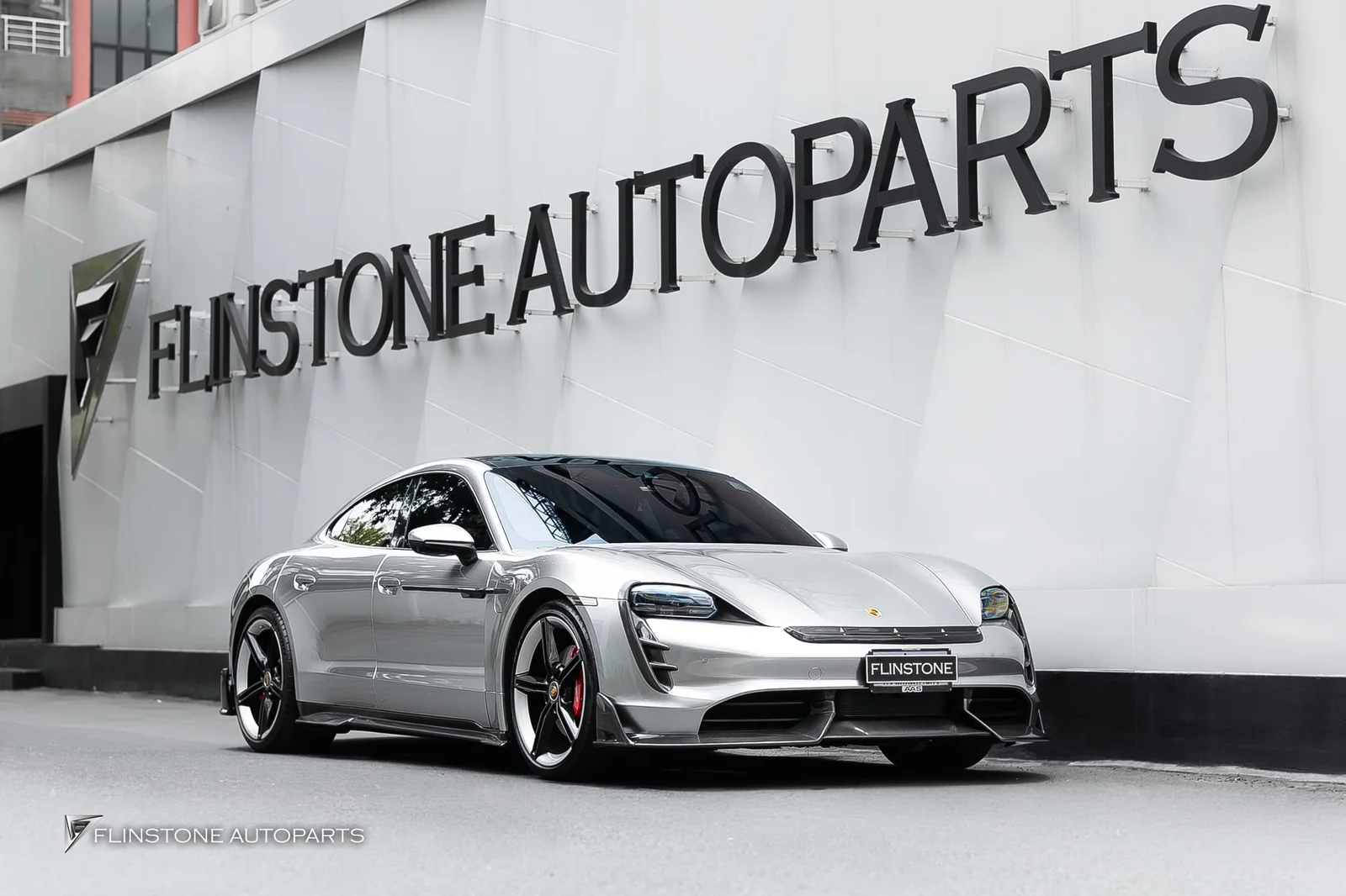 เป็น PORSCHE อีกรุ่นที่แต่งออกจากทางร้านไปเยอะมากๆสำหรับ Taycan