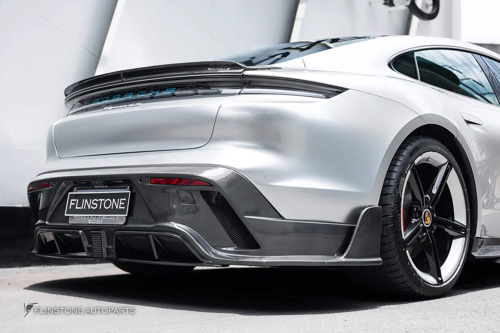 เป็น PORSCHE อีกรุ่นที่แต่งออกจากทางร้านไปเยอะมากๆสำหรับ Taycan