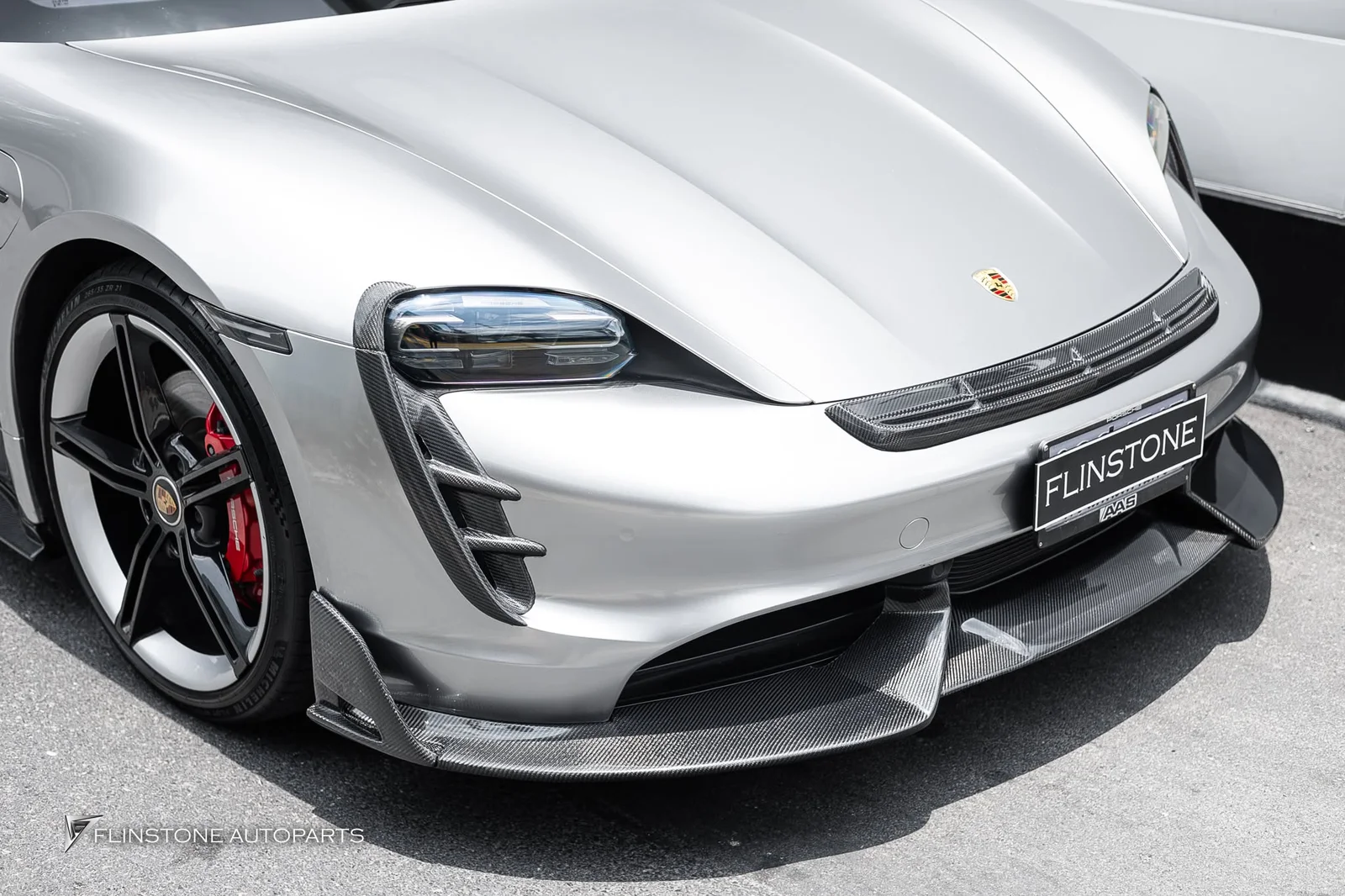 เป็น PORSCHE อีกรุ่นที่แต่งออกจากทางร้านไปเยอะมากๆสำหรับ Taycan