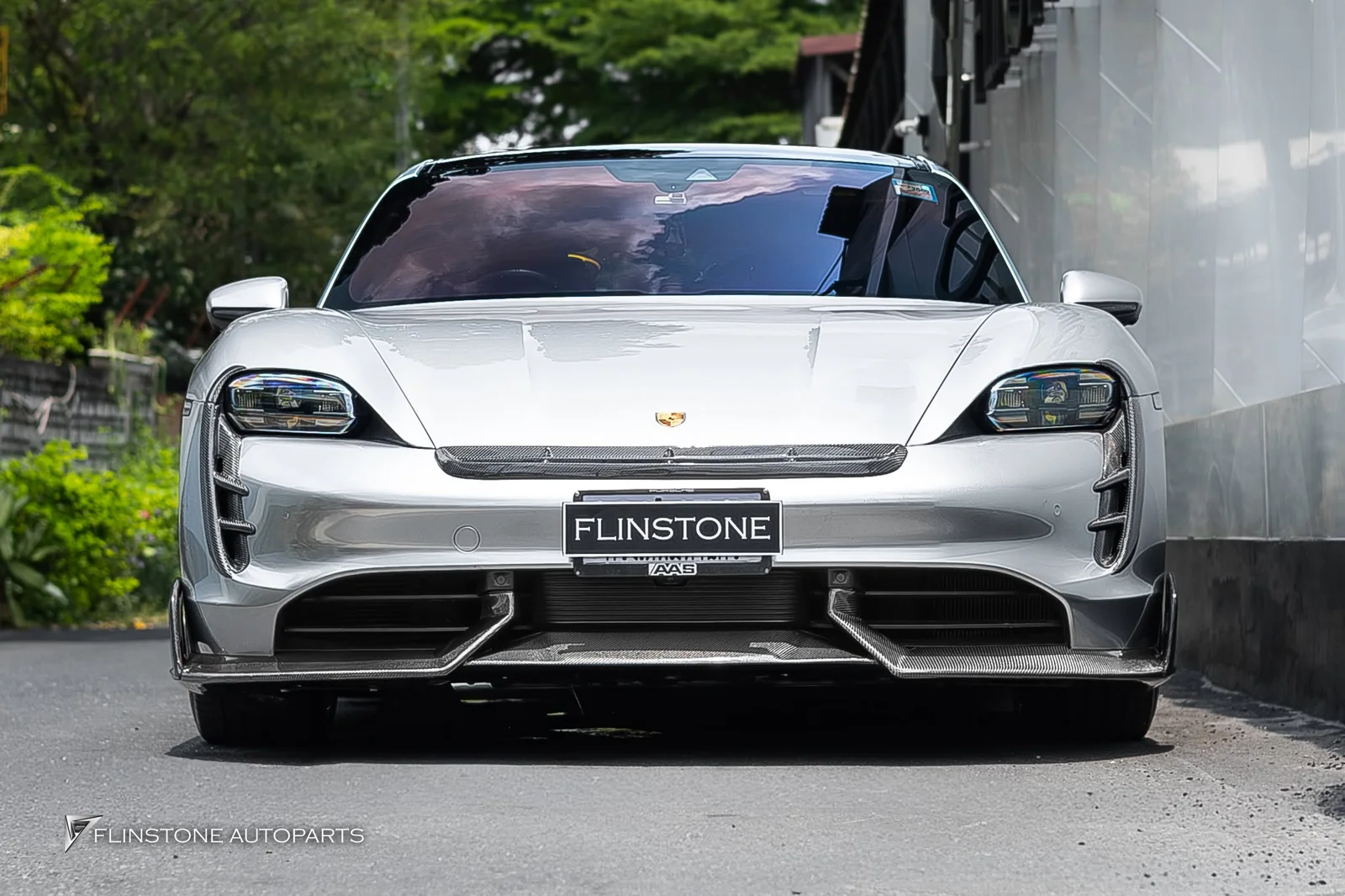 เป็น PORSCHE อีกรุ่นที่แต่งออกจากทางร้านไปเยอะมากๆสำหรับ Taycan