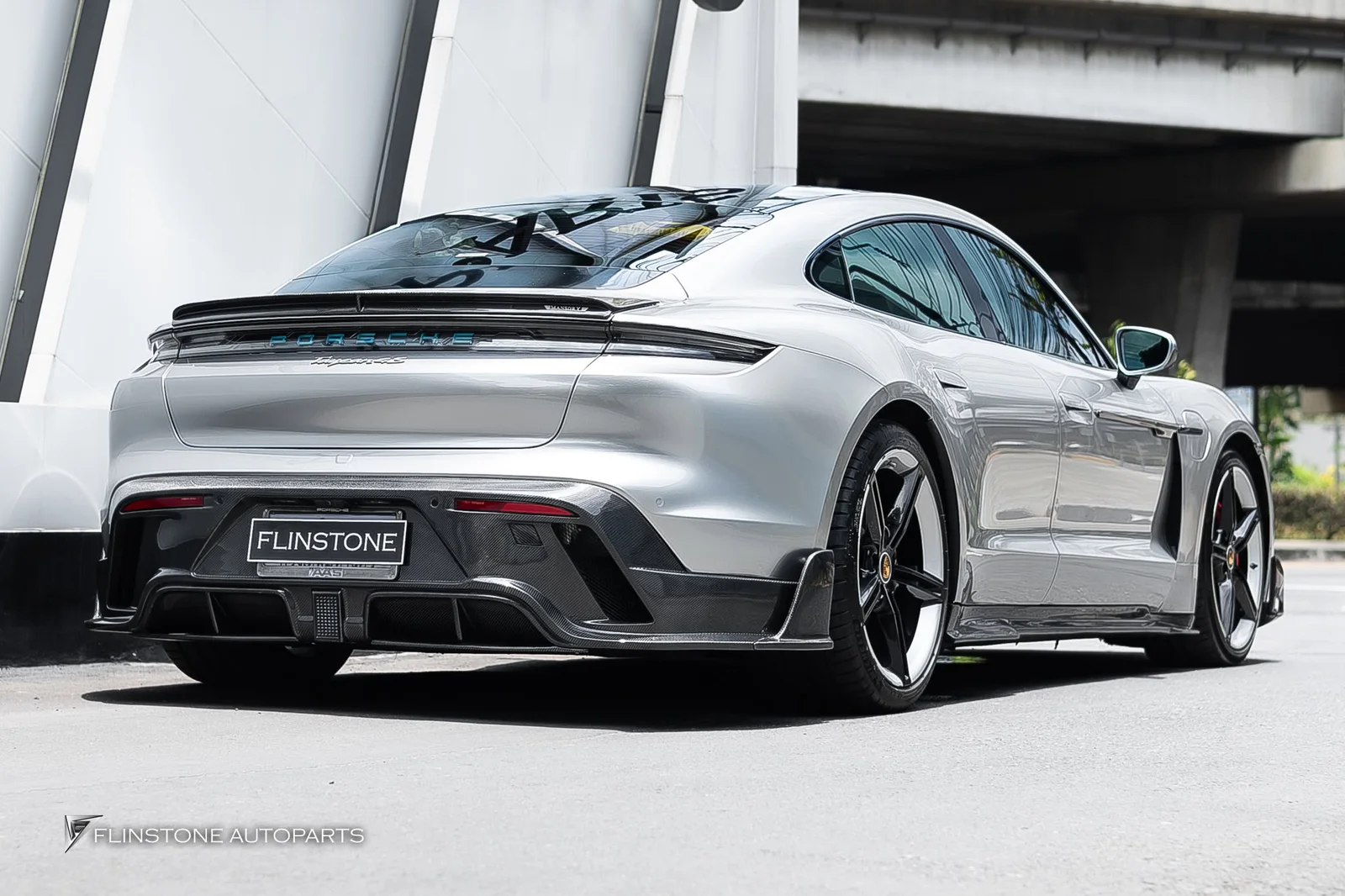เป็น PORSCHE อีกรุ่นที่แต่งออกจากทางร้านไปเยอะมากๆสำหรับ Taycan