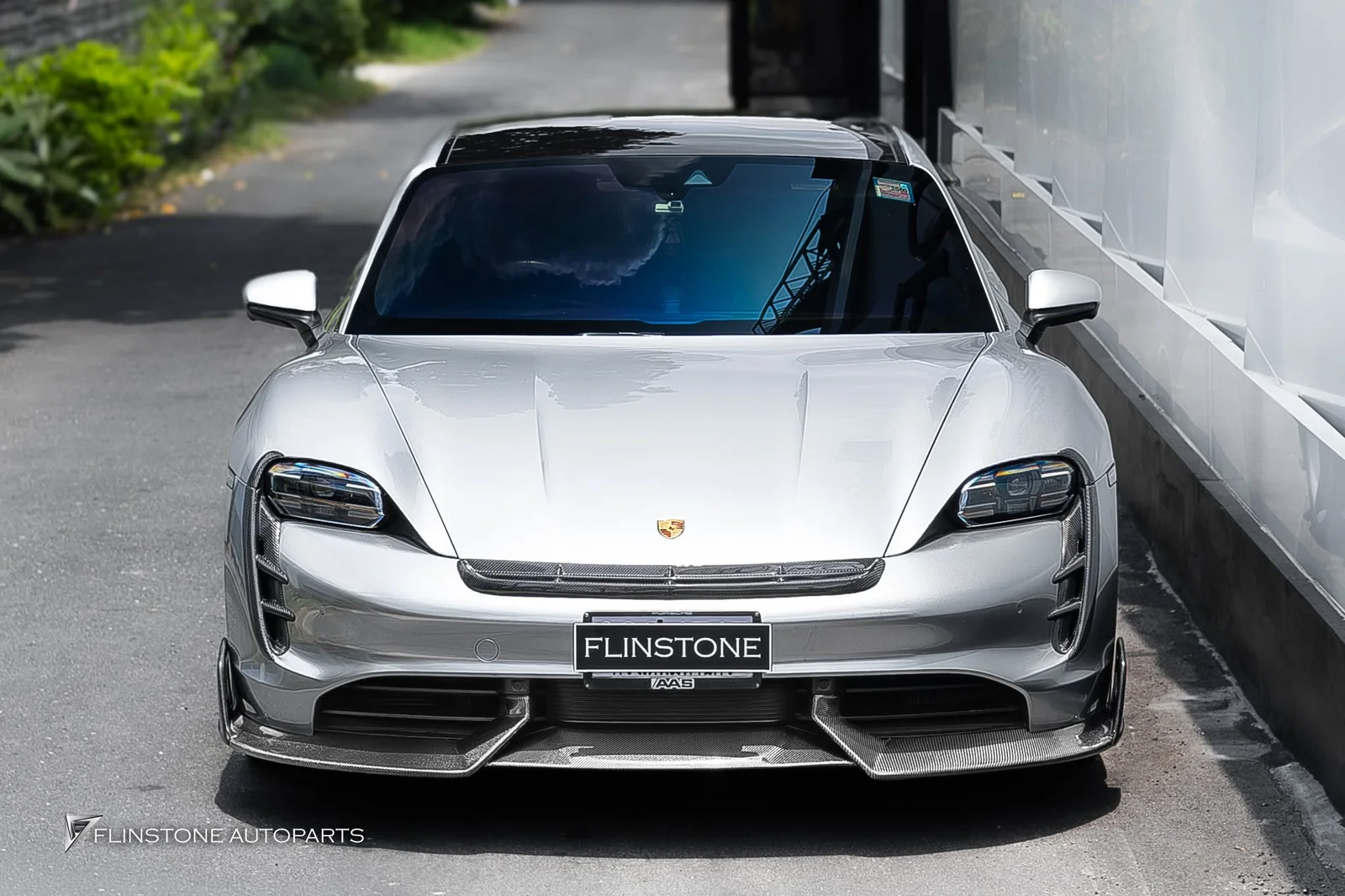 เป็น PORSCHE อีกรุ่นที่แต่งออกจากทางร้านไปเยอะมากๆสำหรับ Taycan