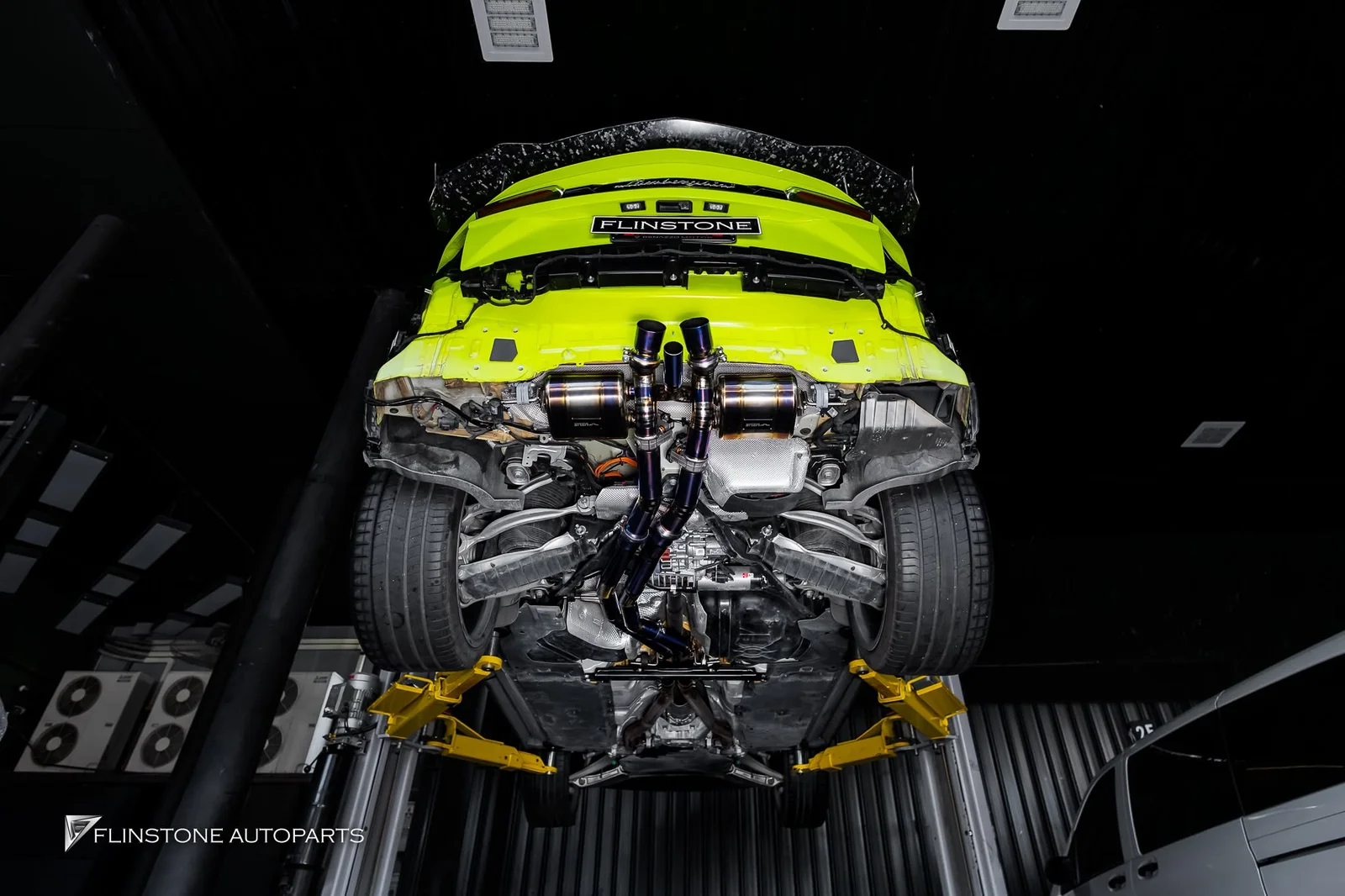 ชุดท่อไอเสีย USUS Titanium Exhaust ติดตั้งใน LAMBORGHINI URUS