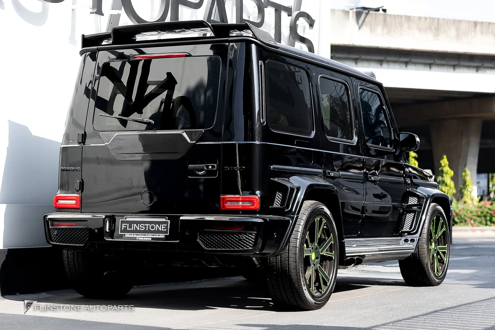 W464 G-Class เปลี่ยนล้ออะไหล่ทางด้านท้ายออกและใส่เป็นแผ่นปิดคาร์บอนจาก USUS Autoclave