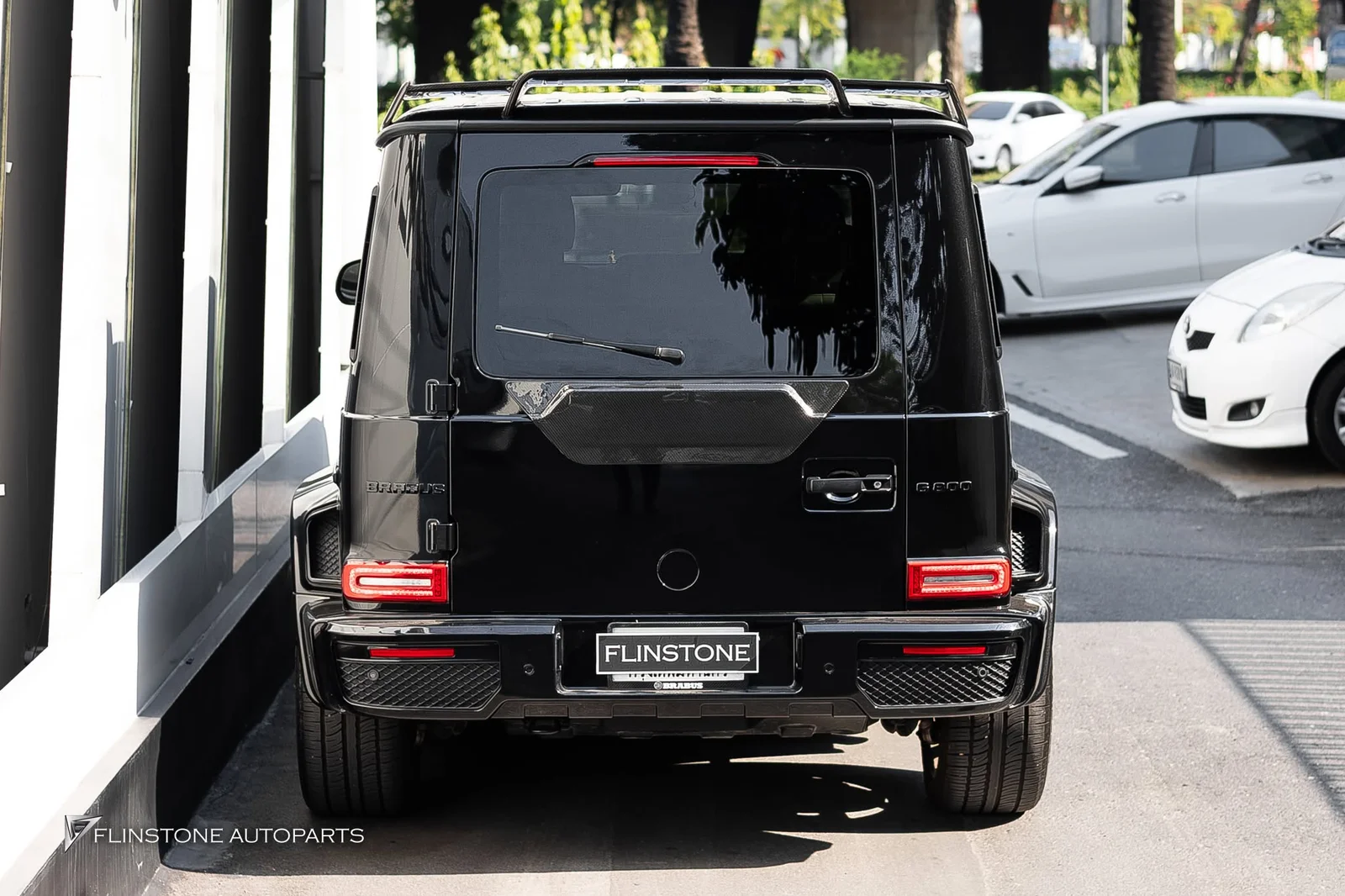 W464 G-Class เปลี่ยนล้ออะไหล่ทางด้านท้ายออกและใส่เป็นแผ่นปิดคาร์บอนจาก USUS Autoclave