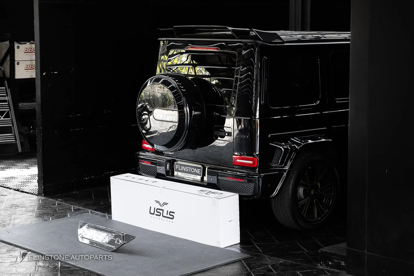 W464 G-Class เปลี่ยนล้ออะไหล่ทางด้านท้ายออกและใส่เป็นแผ่นปิดคาร์บอนจาก USUS Autoclave