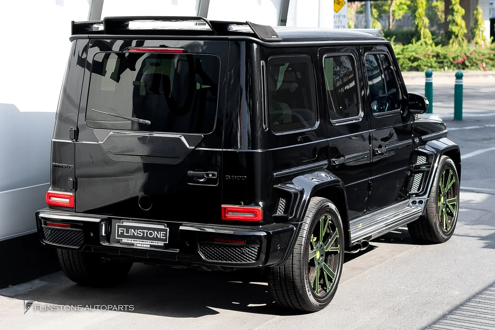 W464 G-Class เปลี่ยนล้ออะไหล่ทางด้านท้ายออกและใส่เป็นแผ่นปิดคาร์บอนจาก USUS Autoclave
