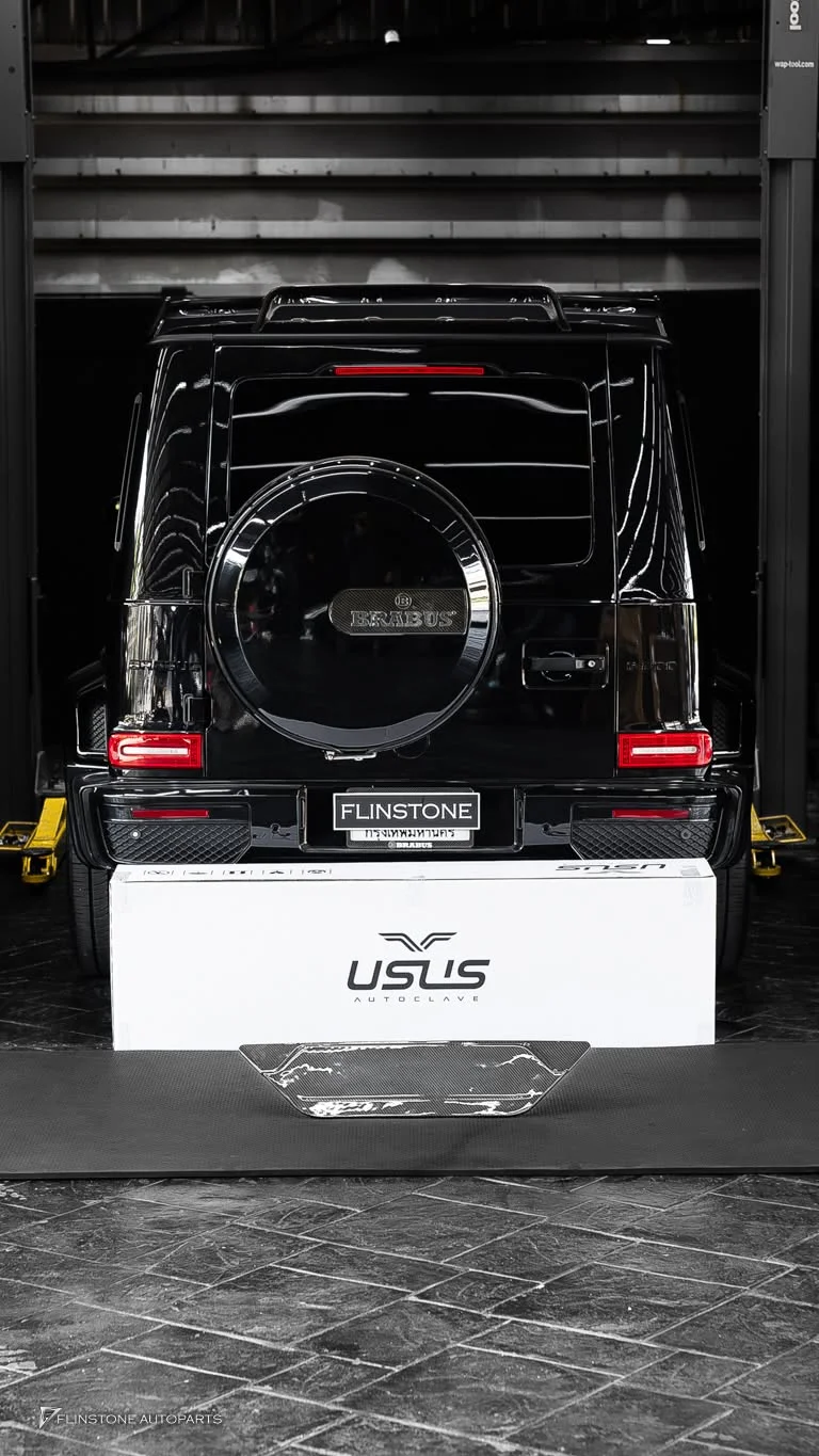 W464 G-Class เปลี่ยนล้ออะไหล่ทางด้านท้ายออกและใส่เป็นแผ่นปิดคาร์บอนจาก USUS Autoclave