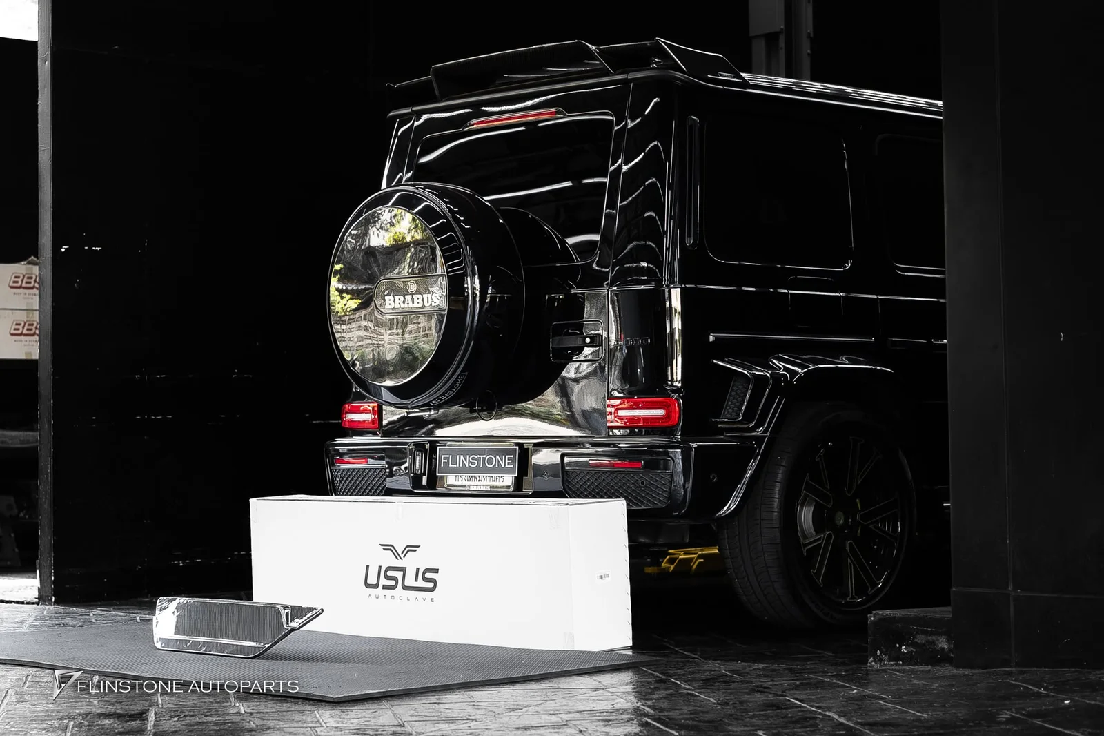 W464 G-Class เปลี่ยนล้ออะไหล่ทางด้านท้ายออกและใส่เป็นแผ่นปิดคาร์บอนจาก USUS Autoclave