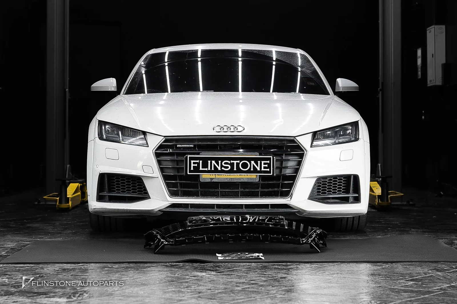 AUDI TT 2024+ ติดตั้งกระจังหน้า AUDI TT ทรง TTRS สีดำเงา และโลโก้ทางด้านหน้าและด้านหลัง