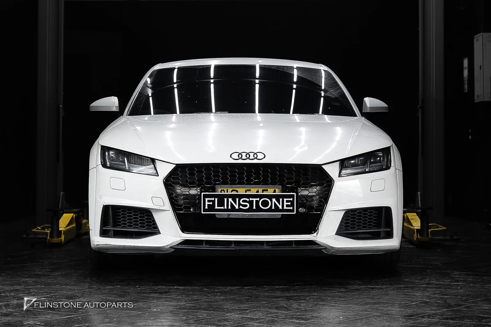 AUDI TT 2024+ ติดตั้งกระจังหน้า AUDI TT ทรง TTRS สีดำเงา และโลโก้ทางด้านหน้าและด้านหลัง