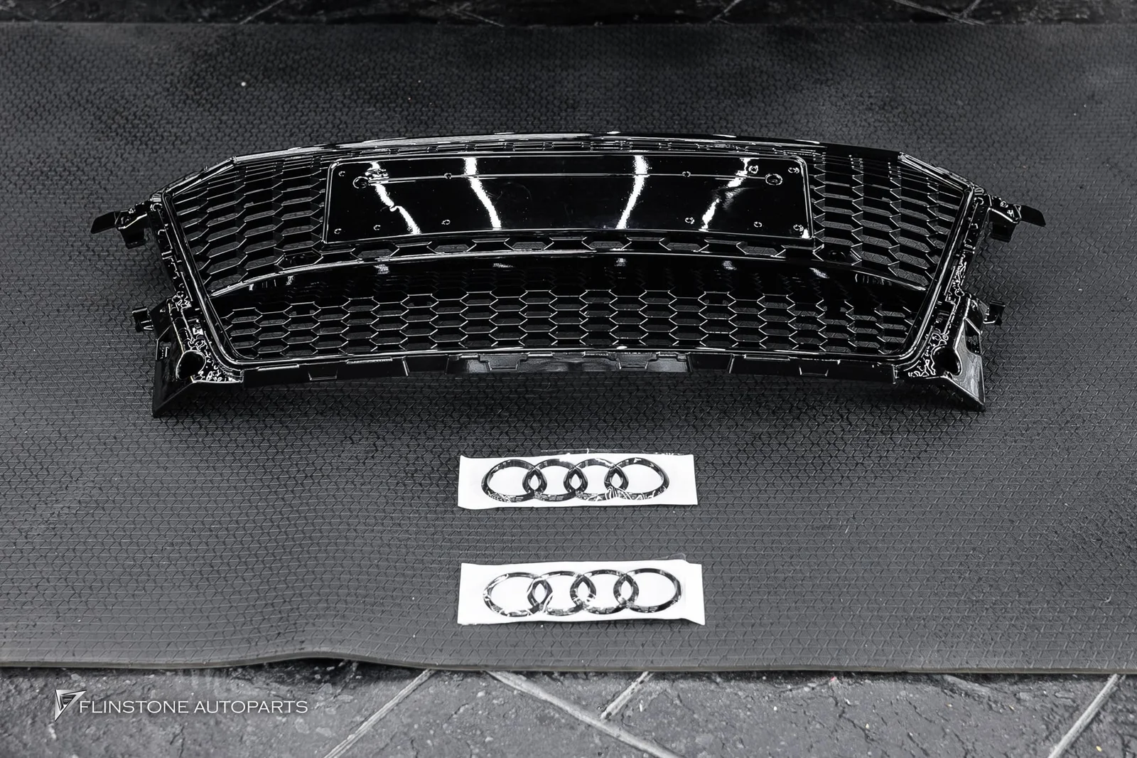 AUDI TT 2024+ ติดตั้งกระจังหน้า AUDI TT ทรง TTRS สีดำเงา และโลโก้ทางด้านหน้าและด้านหลัง
