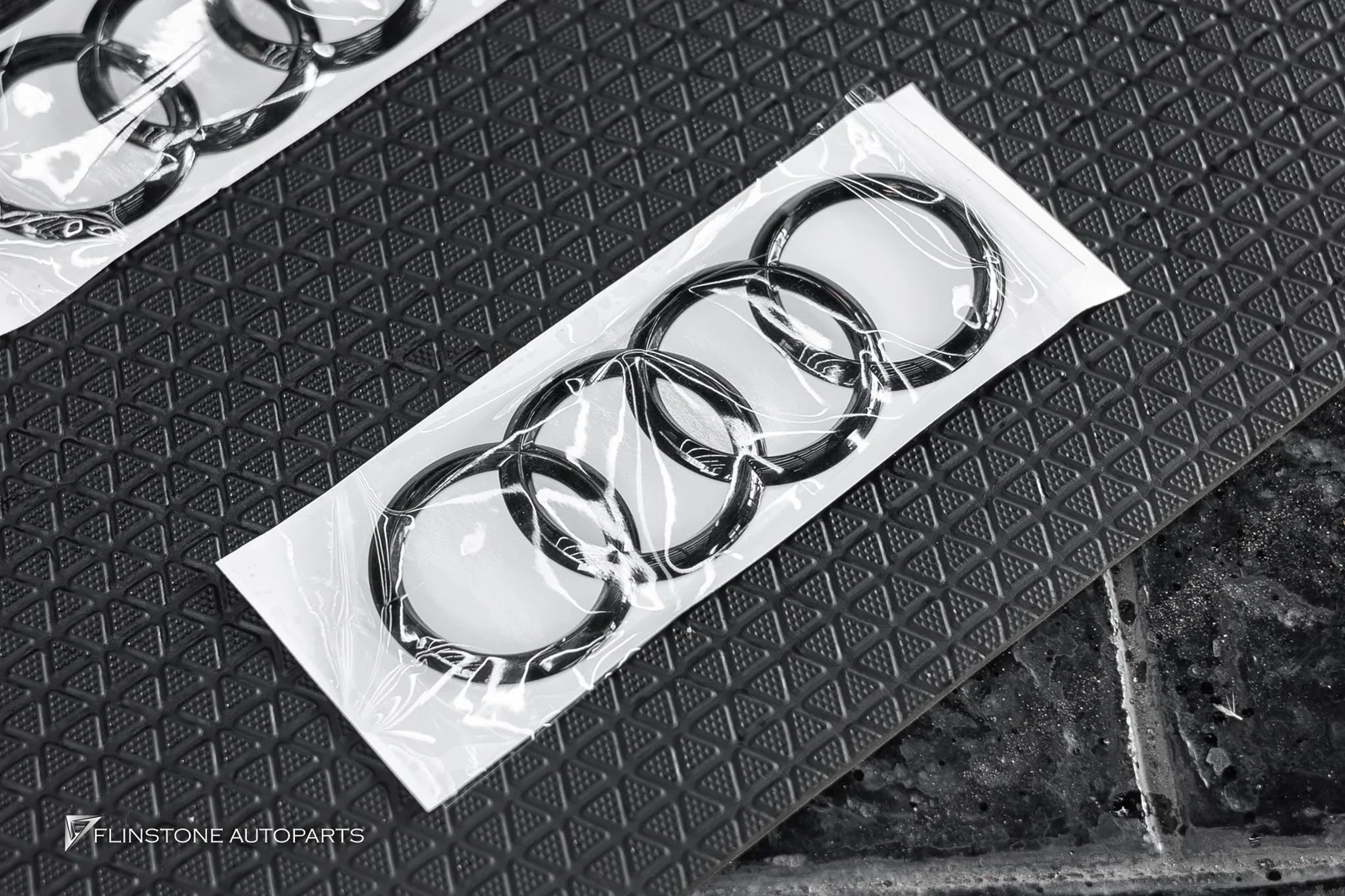 AUDI TT 2024+ ติดตั้งกระจังหน้า AUDI TT ทรง TTRS สีดำเงา และโลโก้ทางด้านหน้าและด้านหลัง