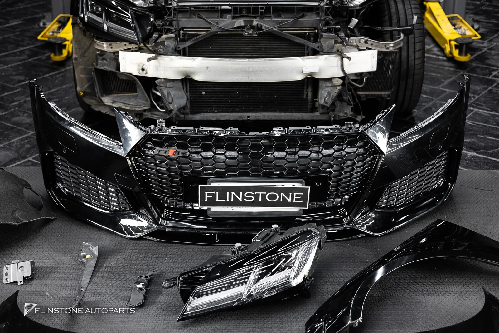 AUDI TT 2024+ AUDI TT คันนี้เข้ามาติดตั้งชุดกันชนหน้า TTRS และอะไหล่แท้ส่วนอื่นๆ