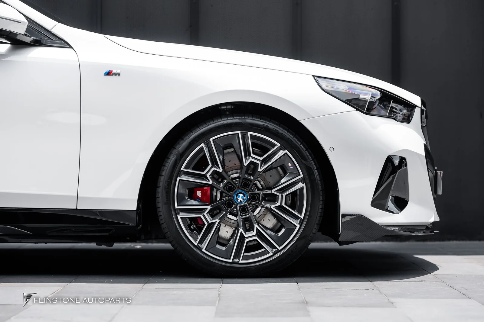 更自信地驯服马力，搭配 BMW i5 G60 这台车安装刹车套装 M