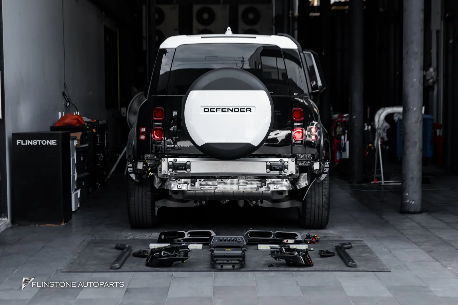 LAND ROVER เปลี่ยนโฉมภายใน Defender 110 ให้กลายเป็นห้องคุมพลาธิการแบบเท่ๆ ด้วยชุดแต่งจาก