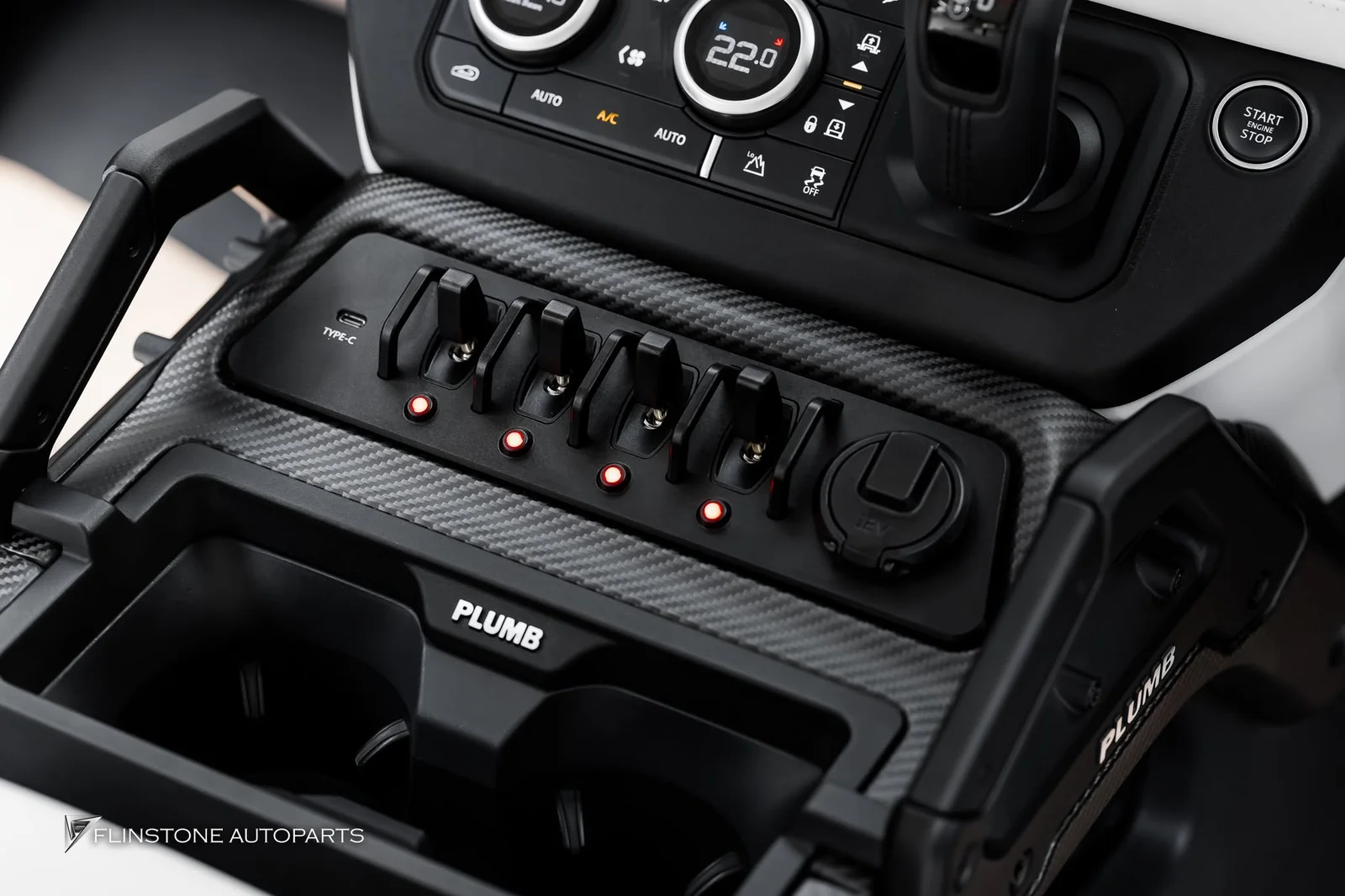 LAND ROVER เปลี่ยนโฉมภายใน Defender 110 ให้กลายเป็นห้องคุมพลาธิการแบบเท่ๆ ด้วยชุดแต่งจาก