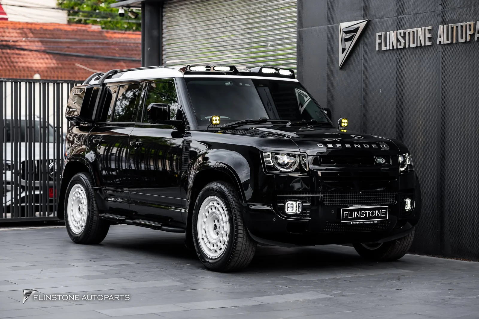 LAND ROVER เปลี่ยนโฉมภายใน Defender 110 ให้กลายเป็นห้องคุมพลาธิการแบบเท่ๆ ด้วยชุดแต่งจาก