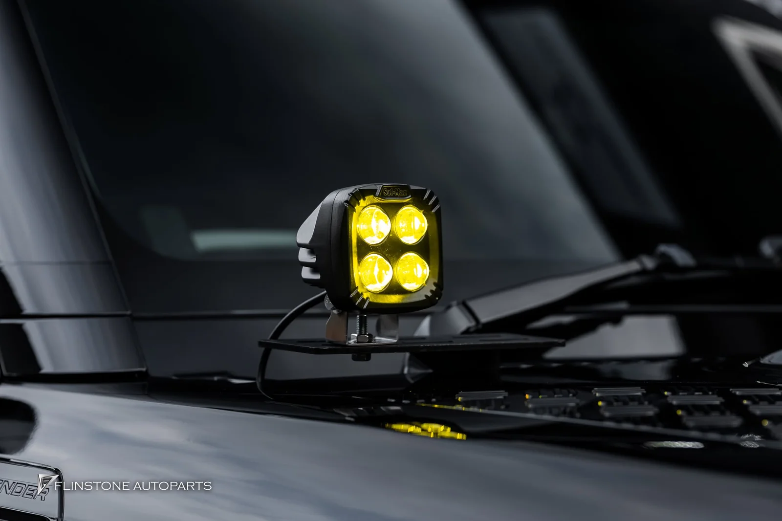 LAND ROVER เปลี่ยนโฉมภายใน Defender 110 ให้กลายเป็นห้องคุมพลาธิการแบบเท่ๆ ด้วยชุดแต่งจาก