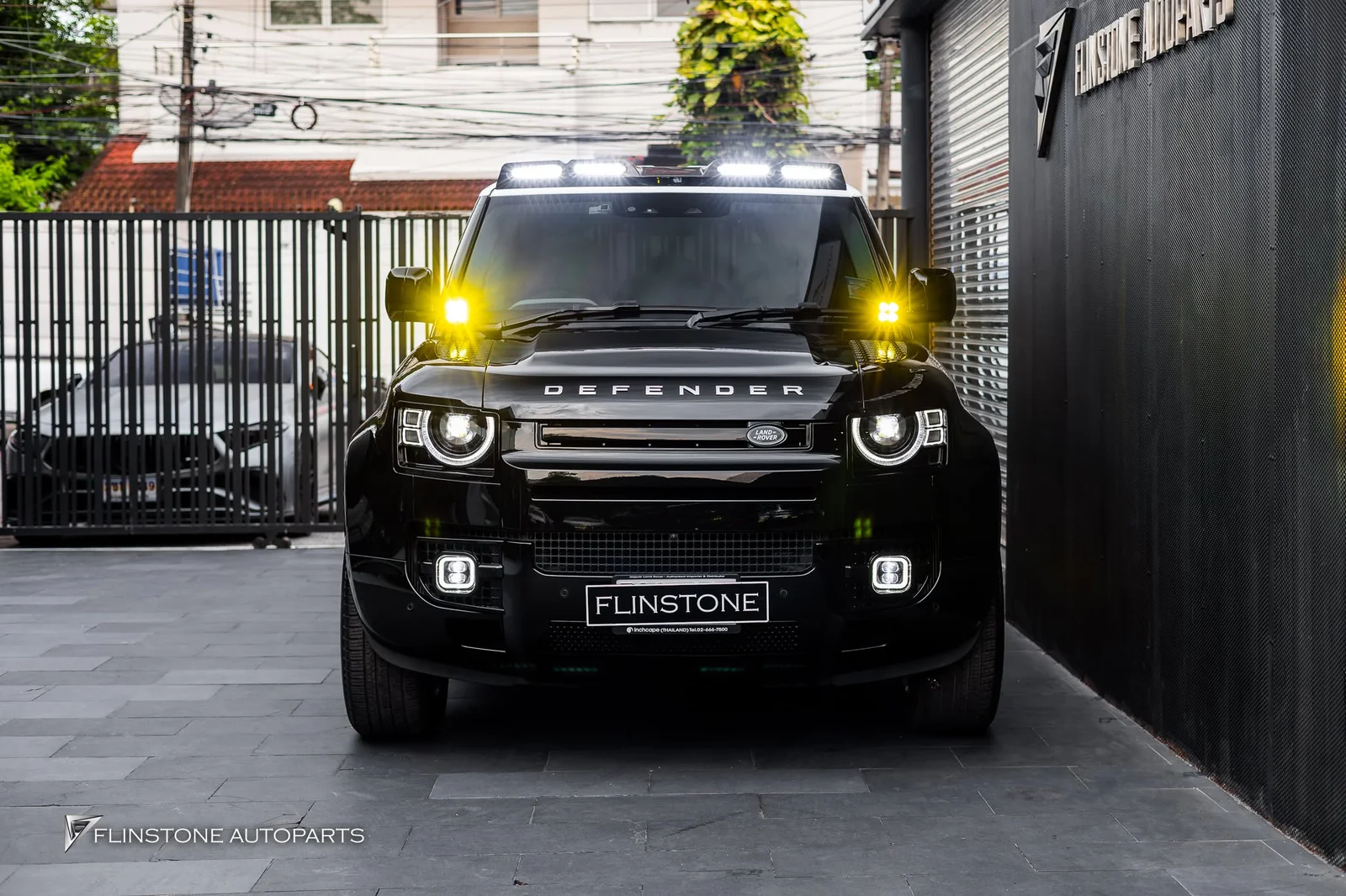 LAND ROVER เปลี่ยนโฉมภายใน Defender 110 ให้กลายเป็นห้องคุมพลาธิการแบบเท่ๆ ด้วยชุดแต่งจาก