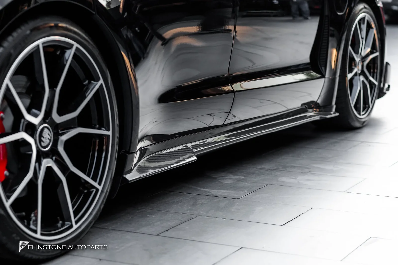 เปลี่ยนลุค Porsche Taycan ให้ดุดันระดับไฮเอนด์ด้วยชุดแต่ง Carbon Mansory Look