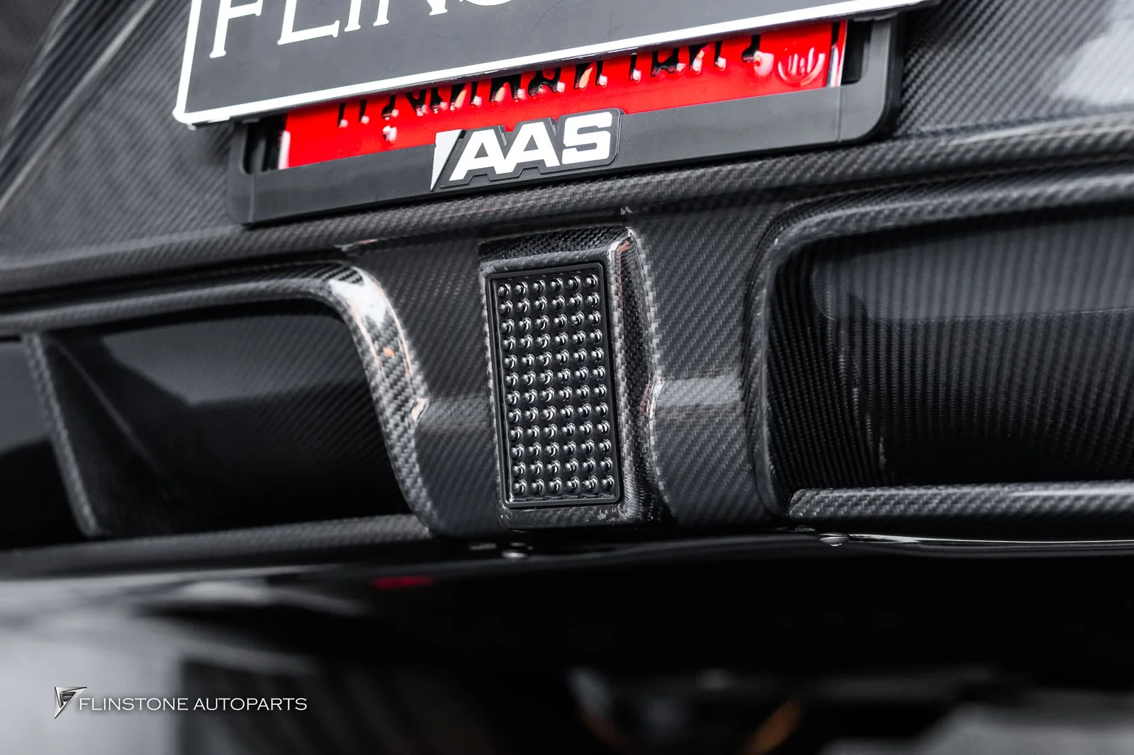 เปลี่ยนลุค Porsche Taycan ให้ดุดันระดับไฮเอนด์ด้วยชุดแต่ง Carbon Mansory Look