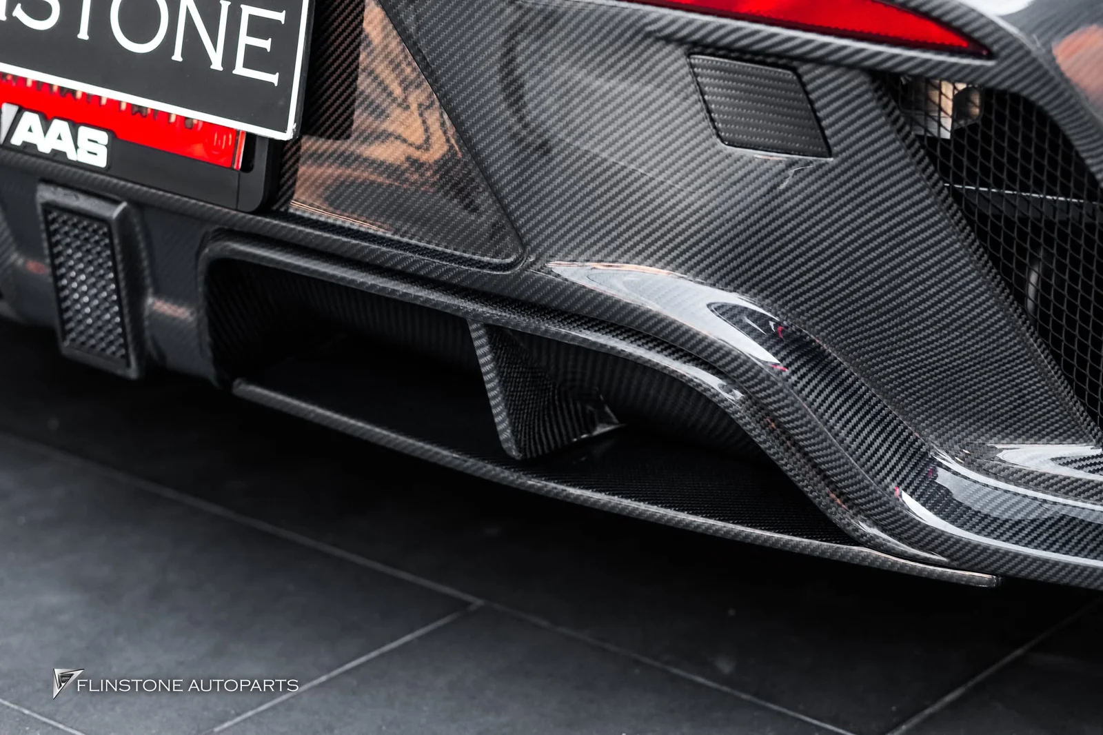 เปลี่ยนลุค Porsche Taycan ให้ดุดันระดับไฮเอนด์ด้วยชุดแต่ง Carbon Mansory Look