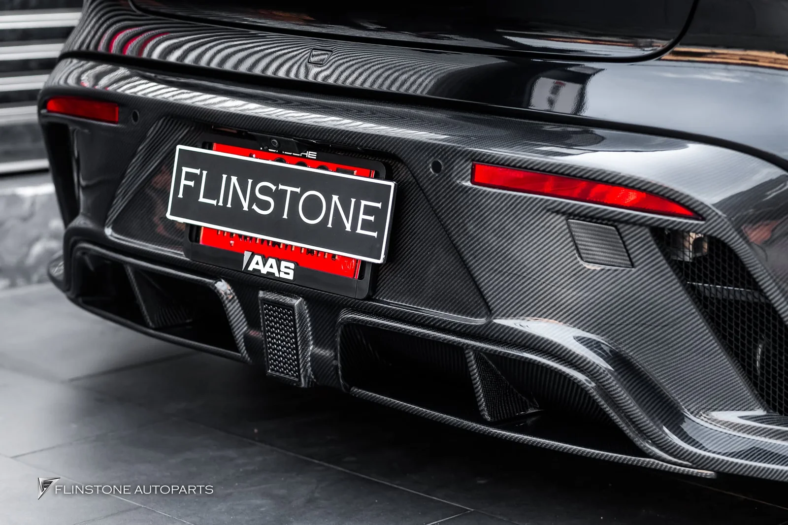 เปลี่ยนลุค Porsche Taycan ให้ดุดันระดับไฮเอนด์ด้วยชุดแต่ง Carbon Mansory Look