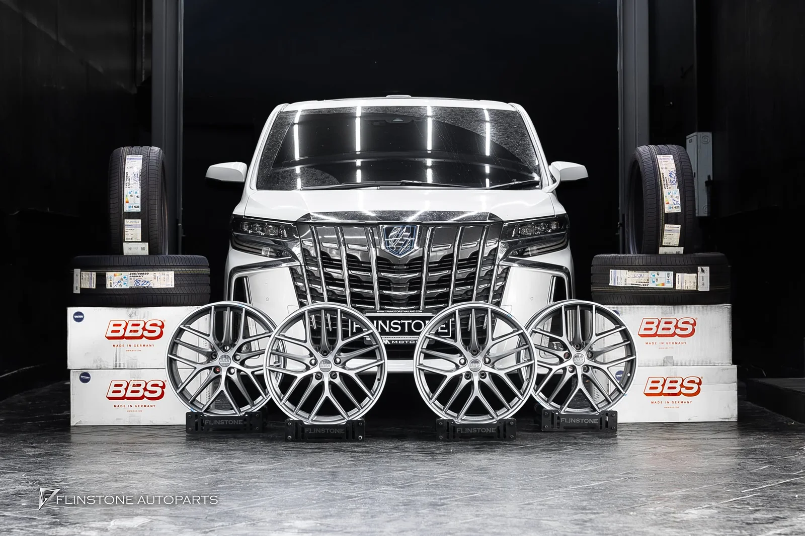 สำหรับ Toyota Alphard 30 คันนี้ รอบนี้แวะมาเปลี่ยนล้อใหม่ให้ดูหล่อขึ้นกว่าเดิม