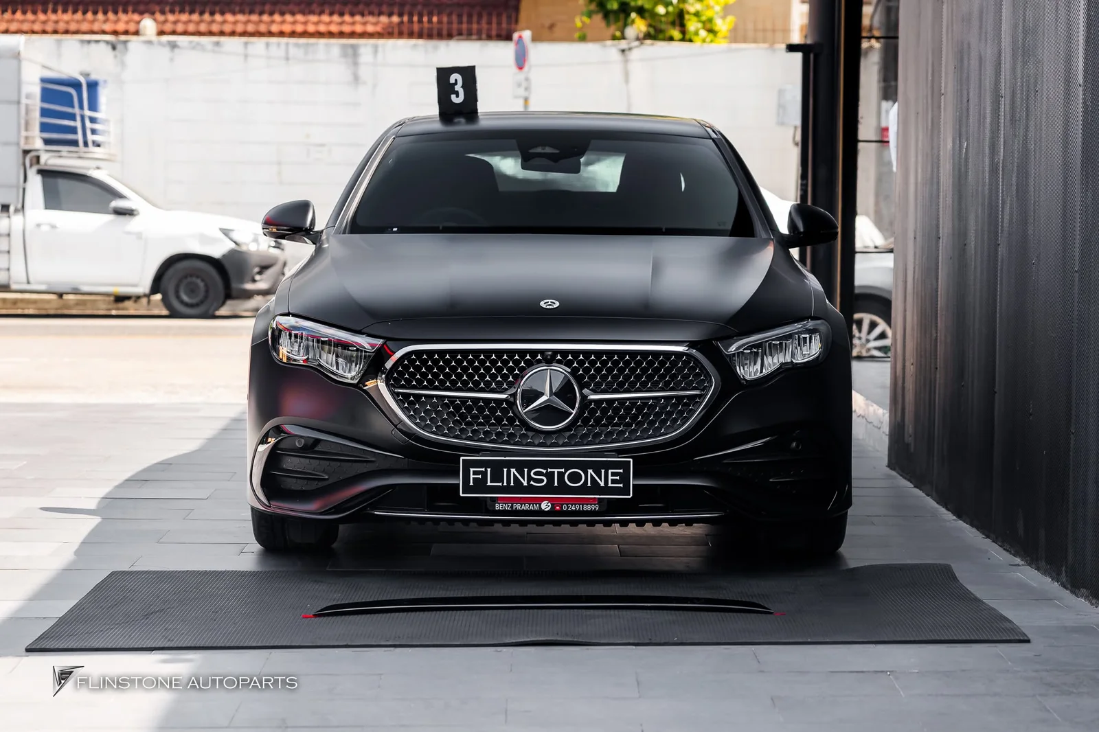 W214 E-Class ติดตั้งสปอยเลอร์ท้ายของแท้ E53 AMG สีดำเงา พาร์ทแท้จากเยอรมัน