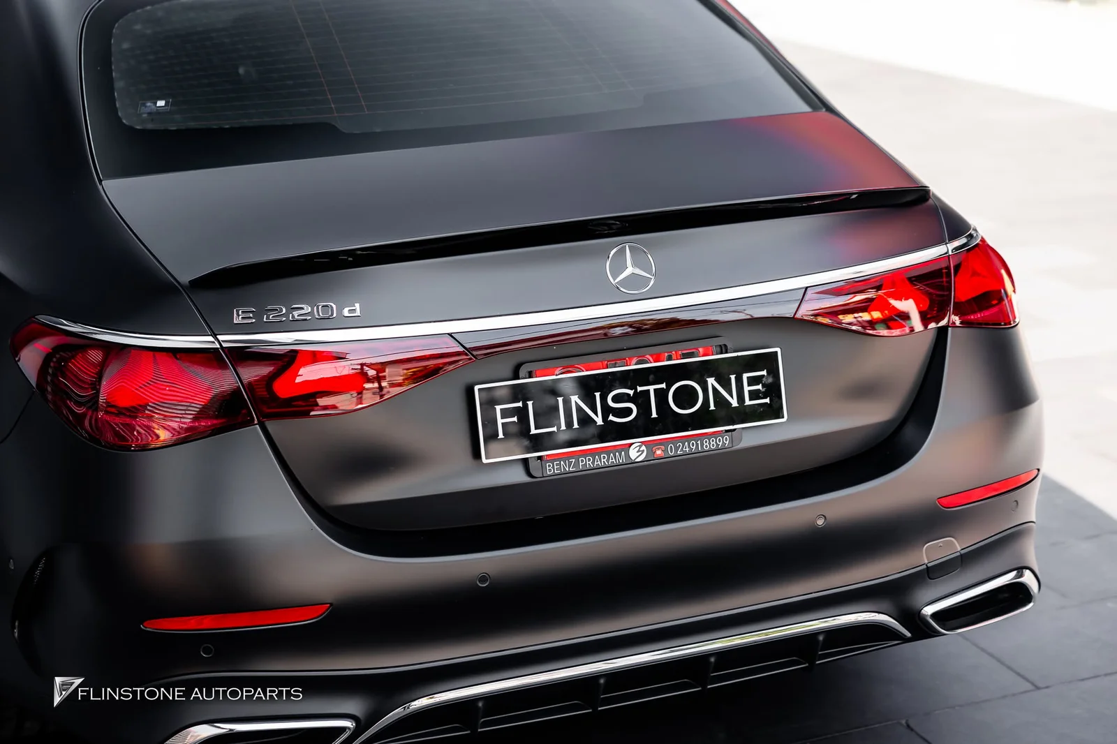 W214 E-Class ติดตั้งสปอยเลอร์ท้ายของแท้ E53 AMG สีดำเงา พาร์ทแท้จากเยอรมัน