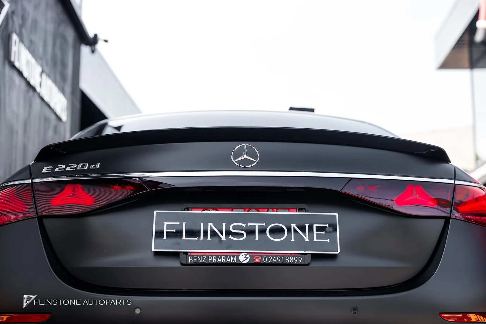 W214 E-Class ติดตั้งสปอยเลอร์ท้ายของแท้ E53 AMG สีดำเงา พาร์ทแท้จากเยอรมัน