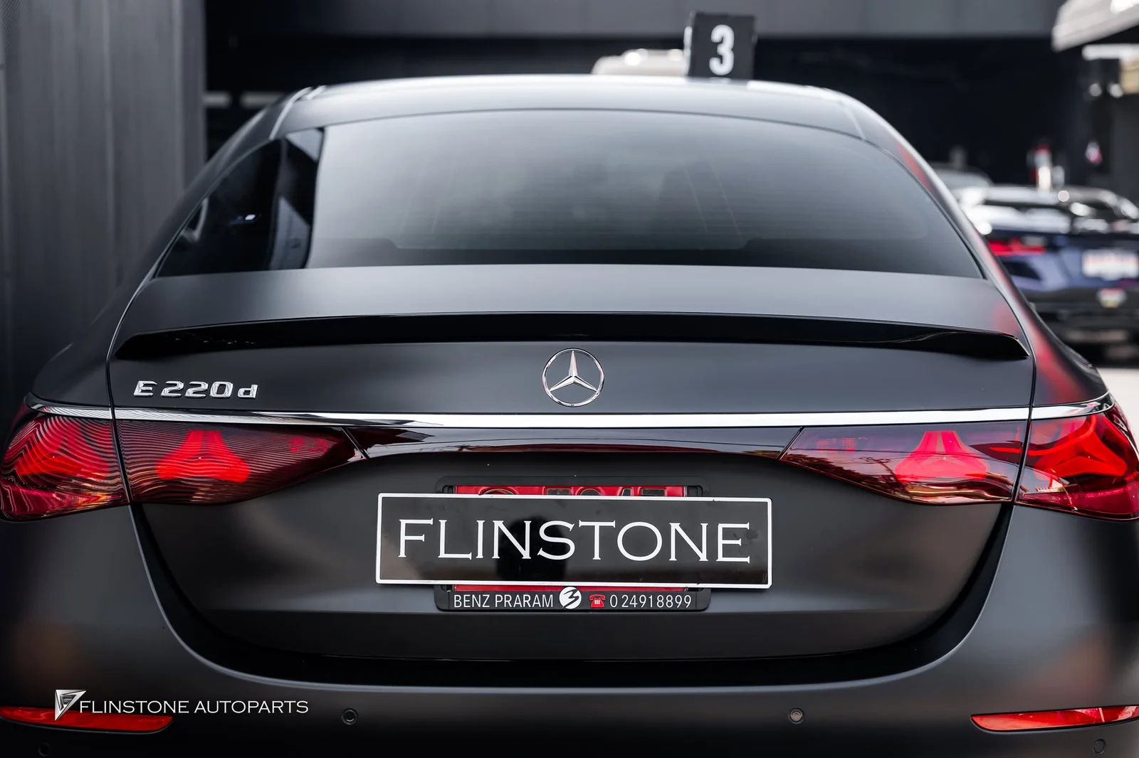W214 E-Class ติดตั้งสปอยเลอร์ท้ายของแท้ E53 AMG สีดำเงา พาร์ทแท้จากเยอรมัน