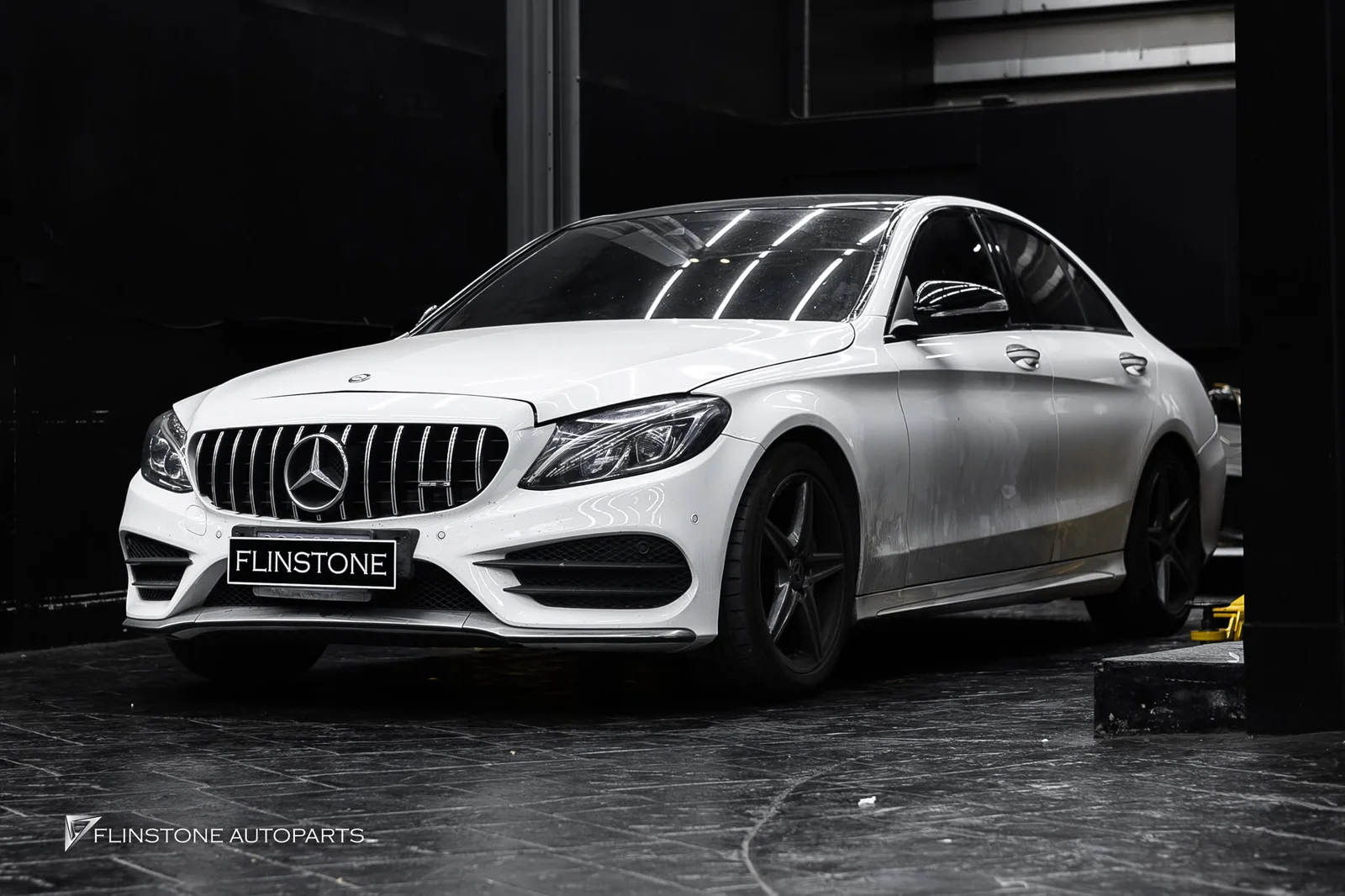 W205 C205 C-Class 2024 — อัปเกรดภายใน Mercedes-Benz W205 C-Class ให้ดูล้ำสมัยขึ้นทันท