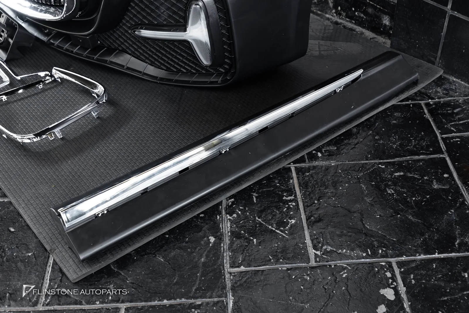 Mercedes Benz W447 V-Class Vito W447 V-Class เข้ามาเตรียมตัวหล่ออีกหนึ่งคันครับ