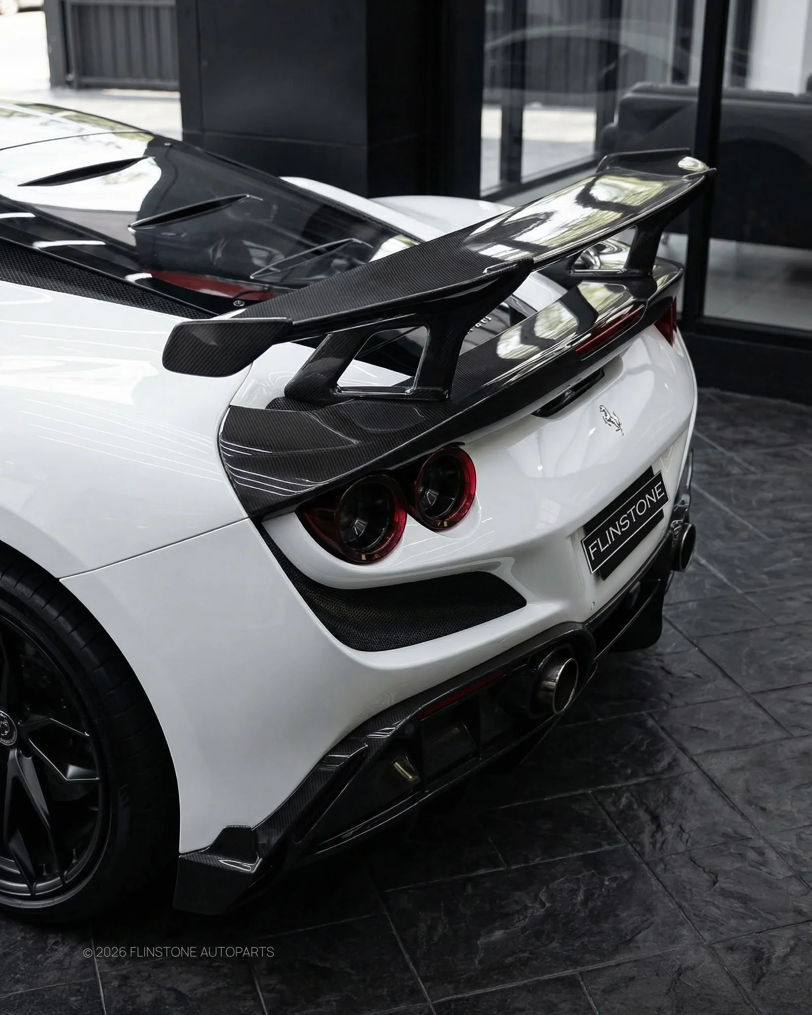 Lamborghini/Ferrari — อัปเกรดความโหดให้ม้าลำพองกับชุดท้าย Carbon Fiber เต็มระบบจาก