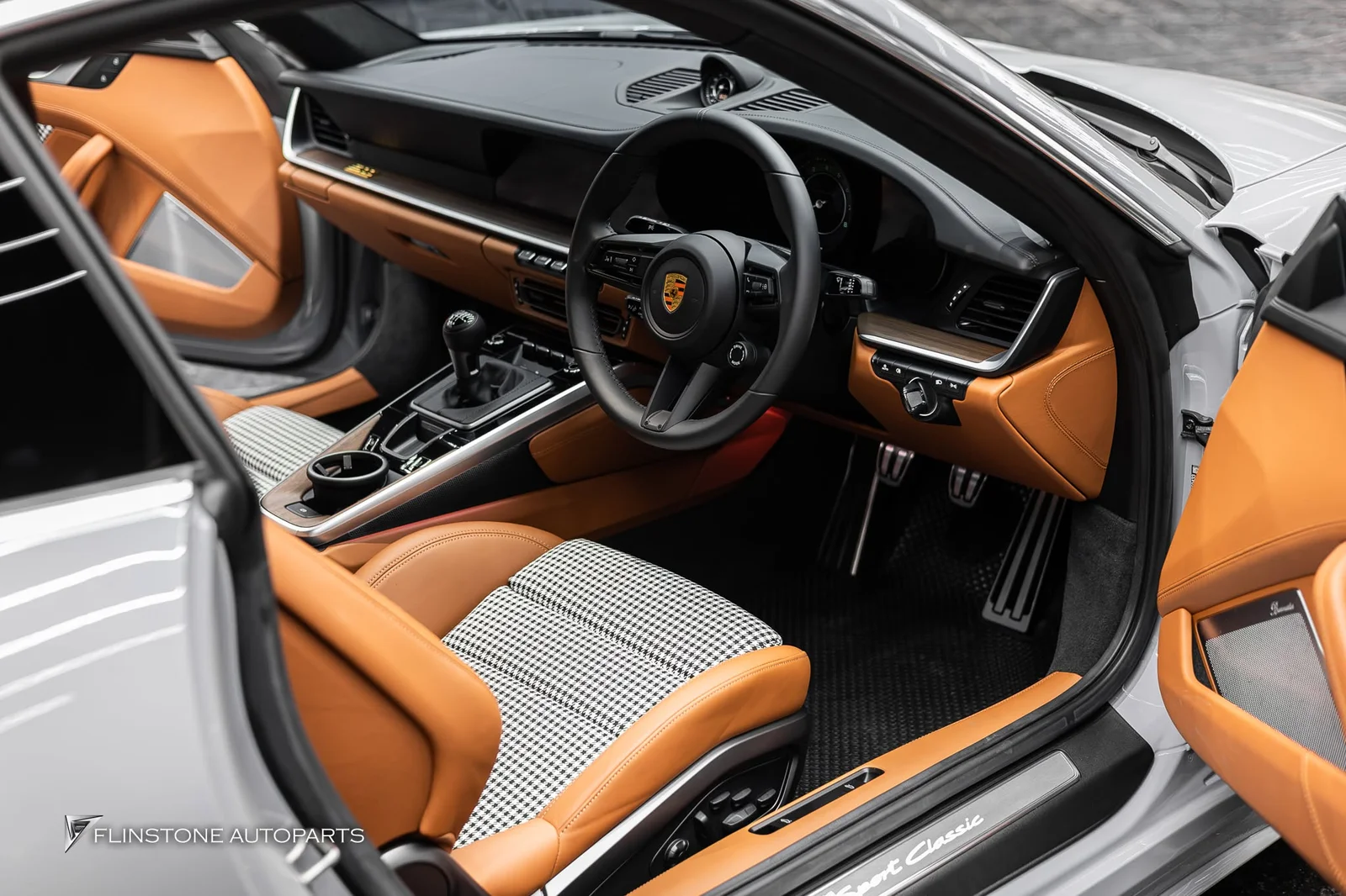 PORSCHE 992 Carrera PORSCHE 911 Sport Classic (992) ตัวแรงเกียร์ธรรมดาที่ผลิตเพียง 1,250