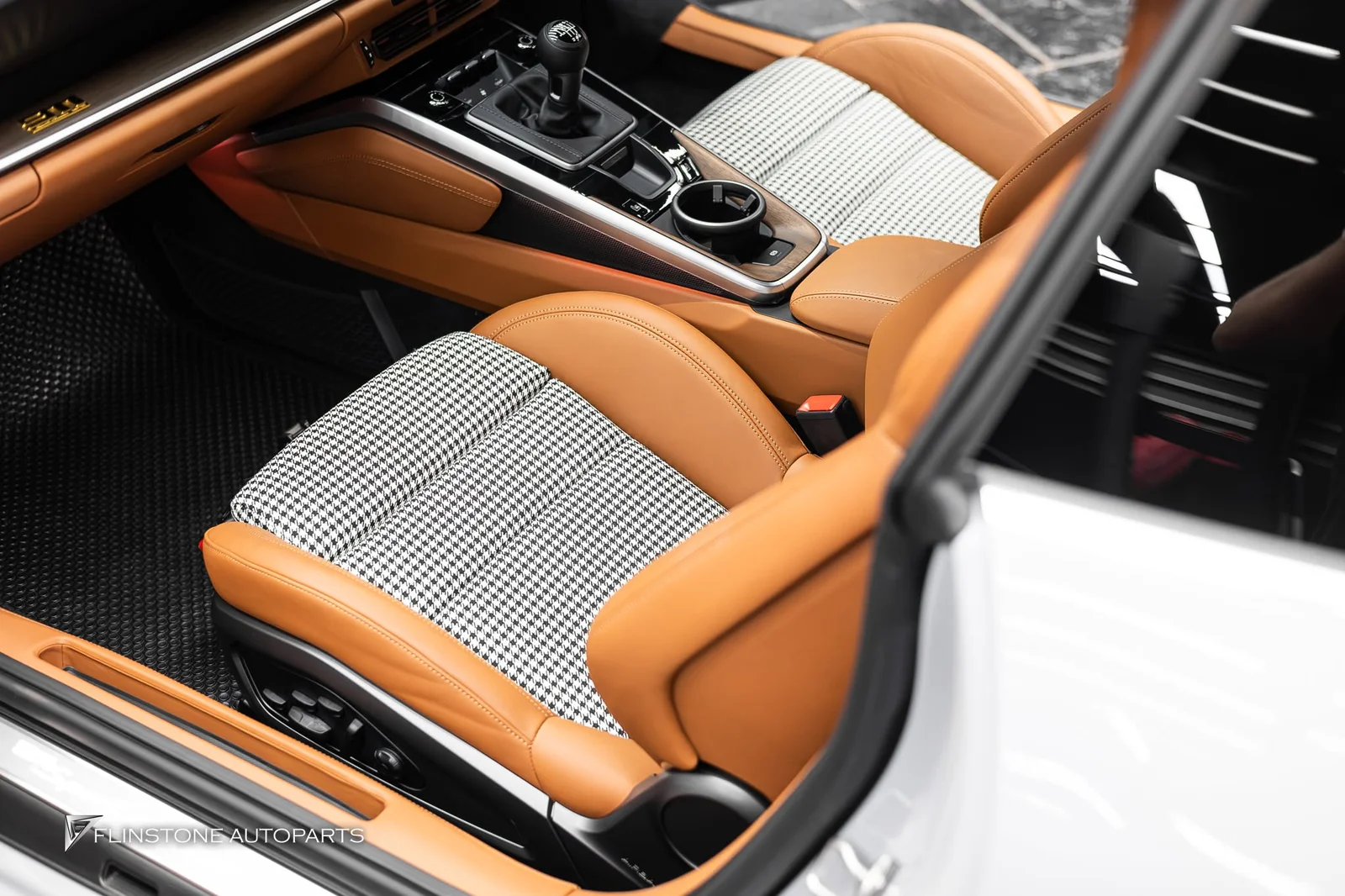 PORSCHE 992 Carrera PORSCHE 911 Sport Classic (992) ตัวแรงเกียร์ธรรมดาที่ผลิตเพียง 1,250