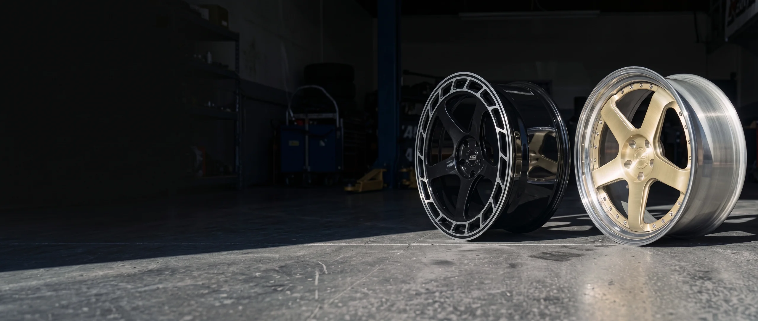 ล้อ BC Forged แบบ Monoblock และ Modular วางคู่กันในโรงรถ