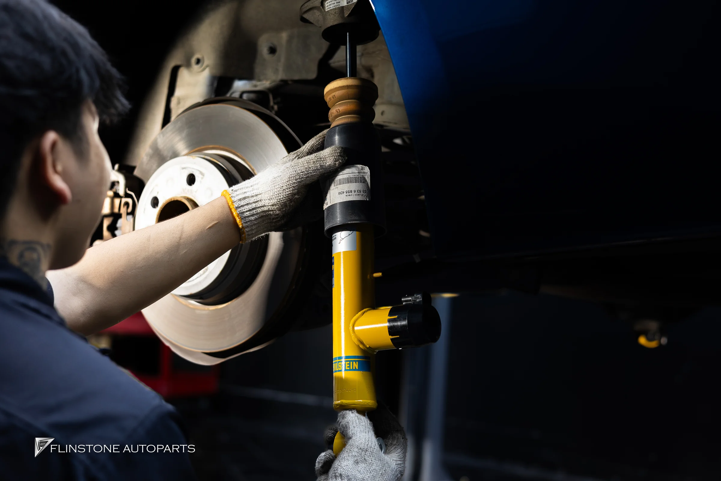 ช่าง Flinstone Autoparts กำลังติดตั้งโช้คอัพ BILSTEIN