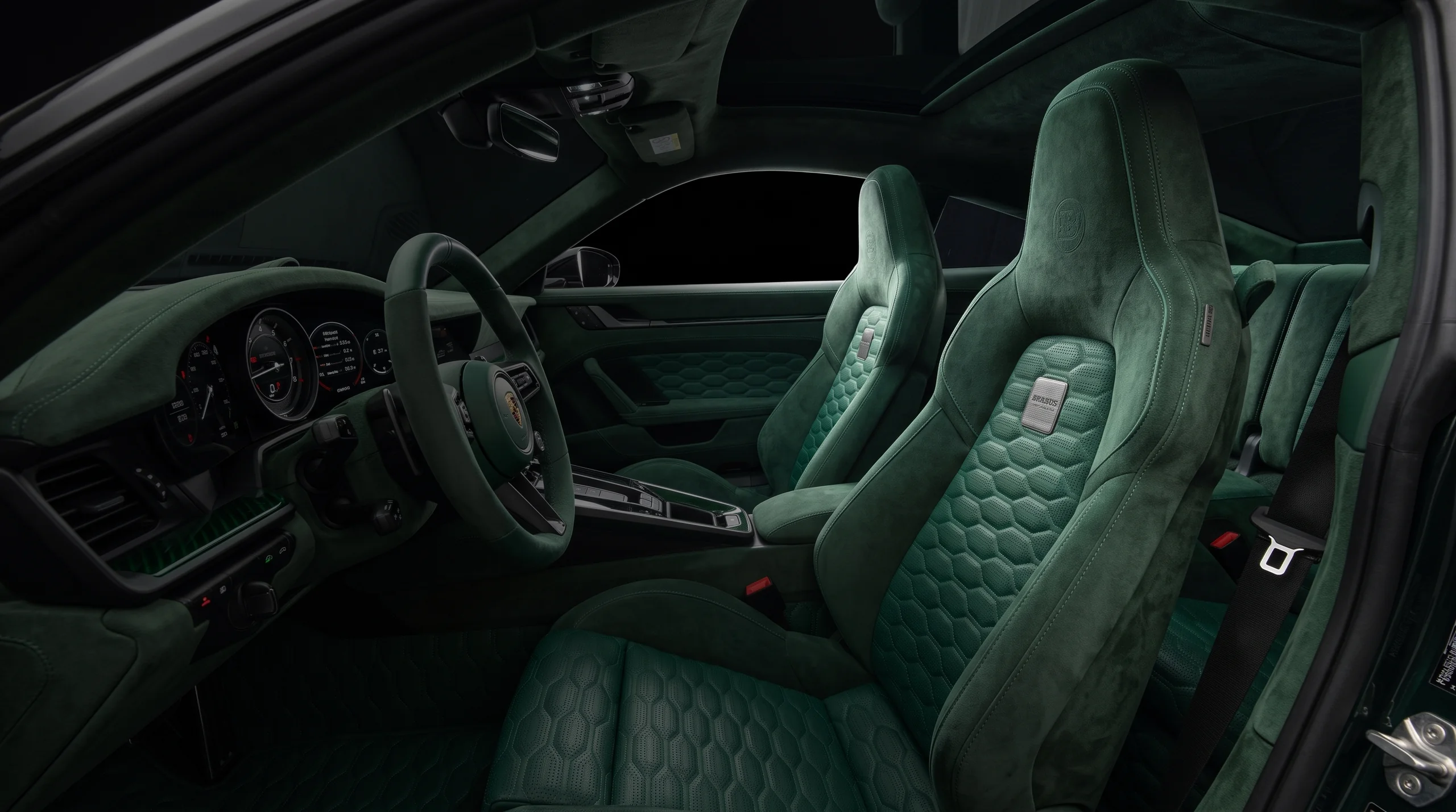 ห้องโดยสารตกแต่งภายในสไตล์ BRABUS เบาะหนังสีเขียว