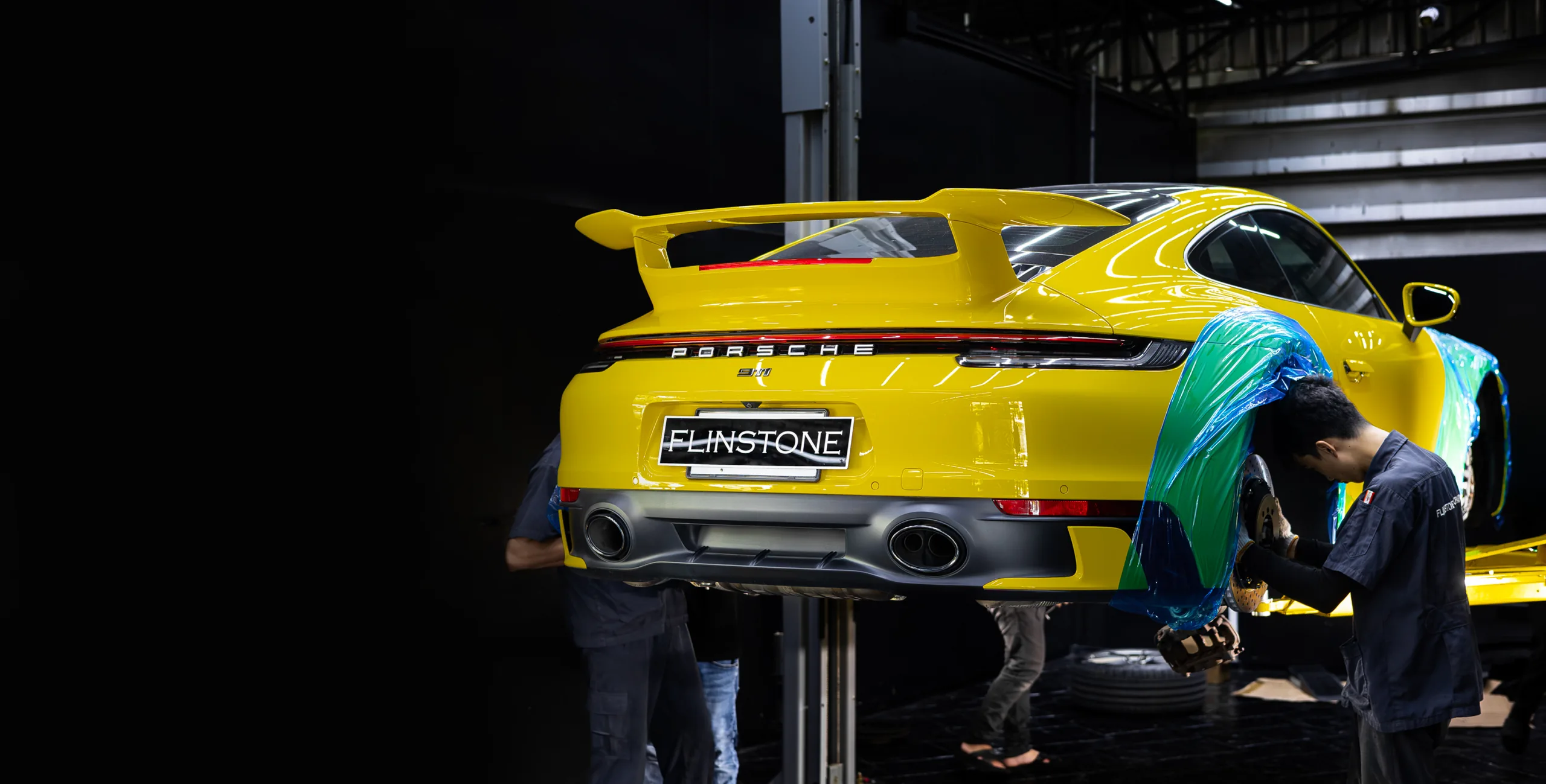 ช่างติดตั้งเบรก Carbon Ceramic บน Porsche 911 สีเหลือง ที่ Flinstone Autoparts